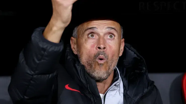 Luis Enrique, no banco de reservas do PSG. (Foto: Alex Grimm/Getty Images)