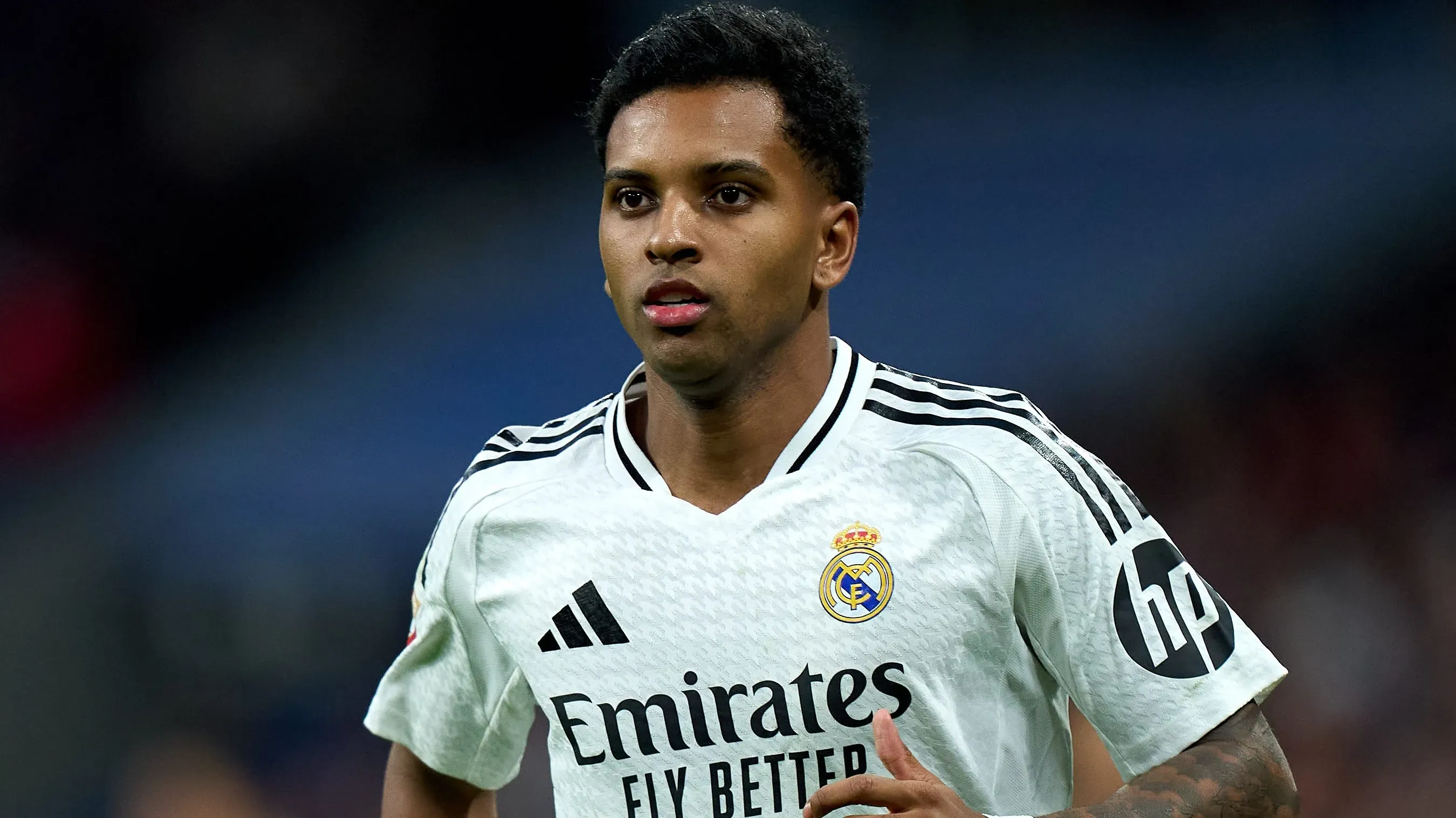 Rodrygo, em campo, correndo, de camisa branca do clube