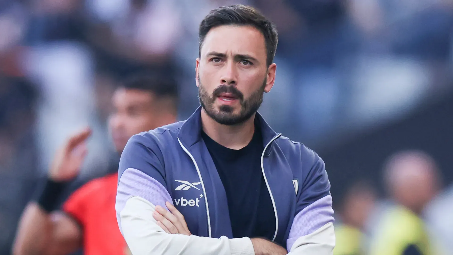 Davide Ancelotti com os braços cruzados em jogo do Botafogo