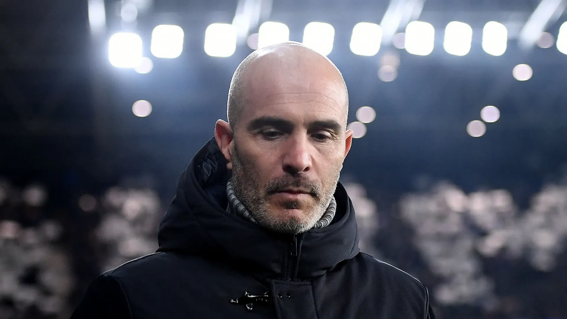 Enzo Maresca olha para baixo durante jogo do Chelsea