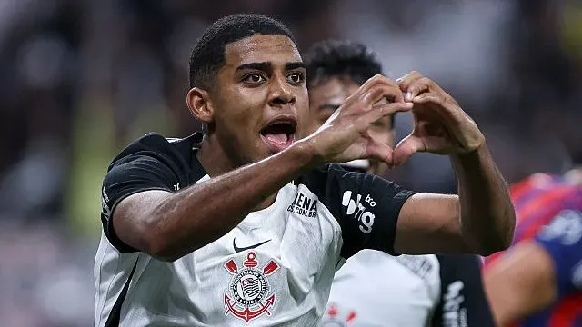 Gui Negão, em campo, com a camisa branca e manga preta do Corinthians