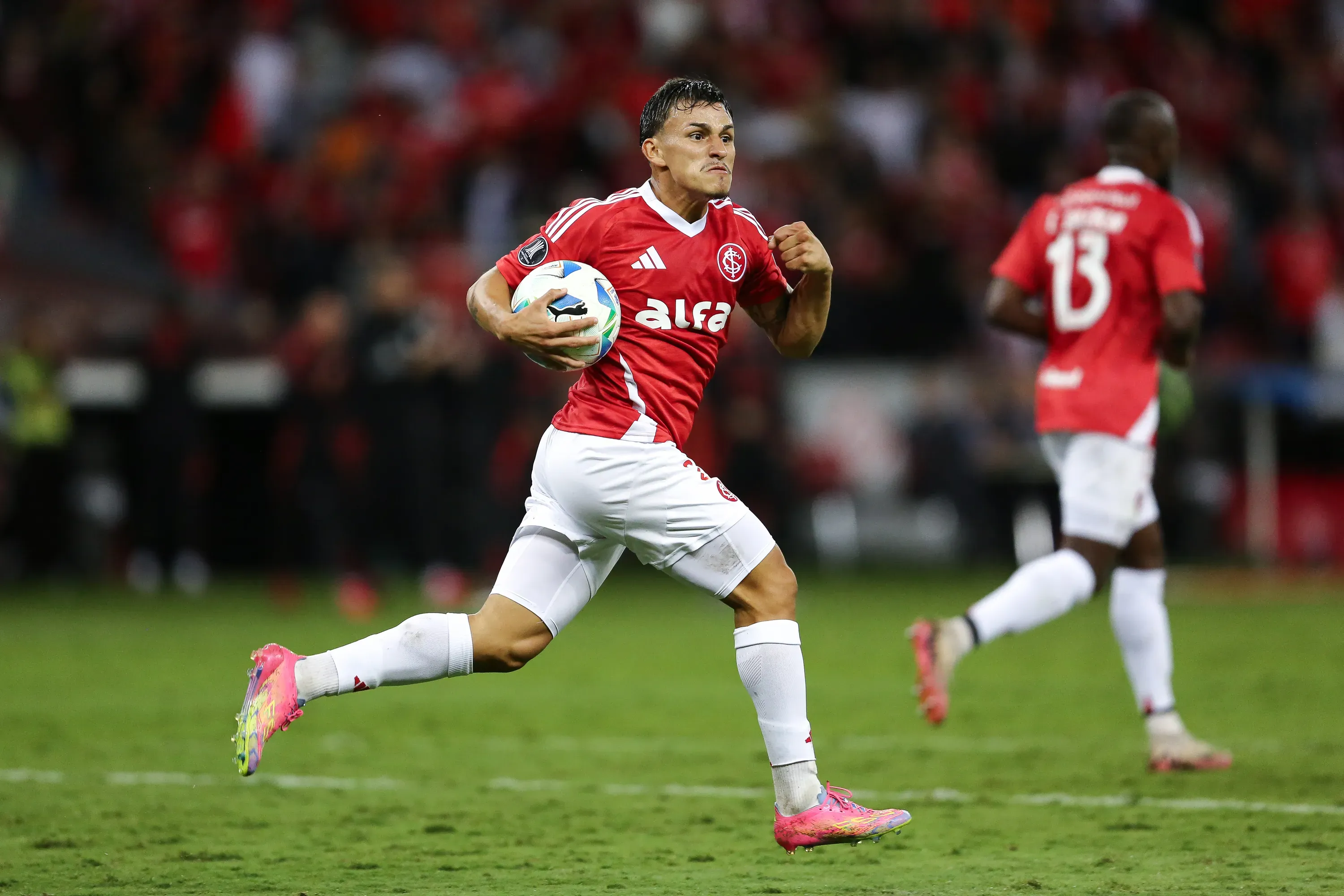 Bernabei pode deixar o Internacional (Foto: Pedro H. Tesch/Getty Images)