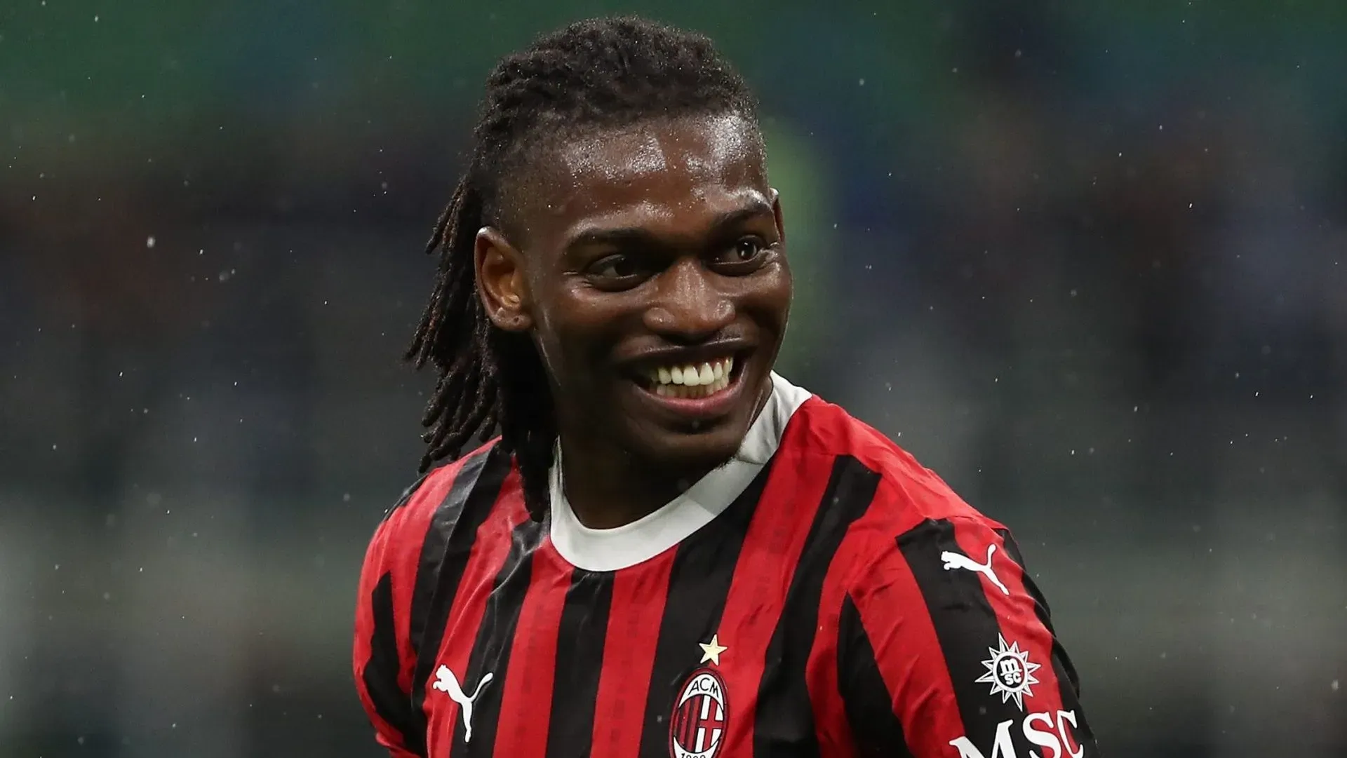 Rafael Leão aparece sorridente durante um jogo do Milan