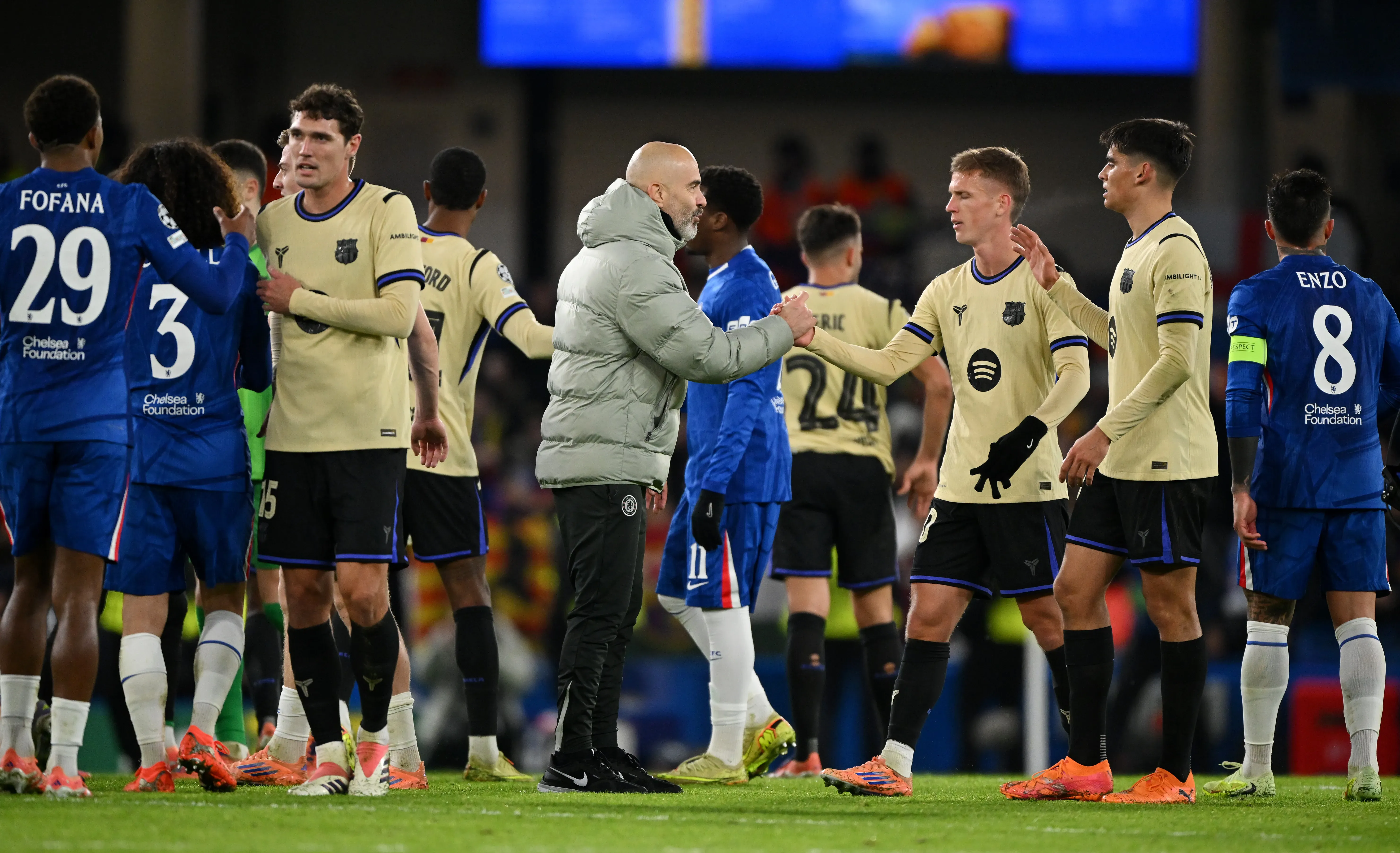 Enzo Maresca, técnico do Chelsea, cumprimenta Dani Olmo, do FC Barcelona, durante a partida da quinta rodada (MD5) da fase de liga da UEFA Champions League 2025/26, entre Chelsea FC e FC Barcelona, em Stamford Bridge, no dia 25 de novembro de 2025, em Londres, Inglaterra. (Foto: Mike Hewitt/Getty Images)