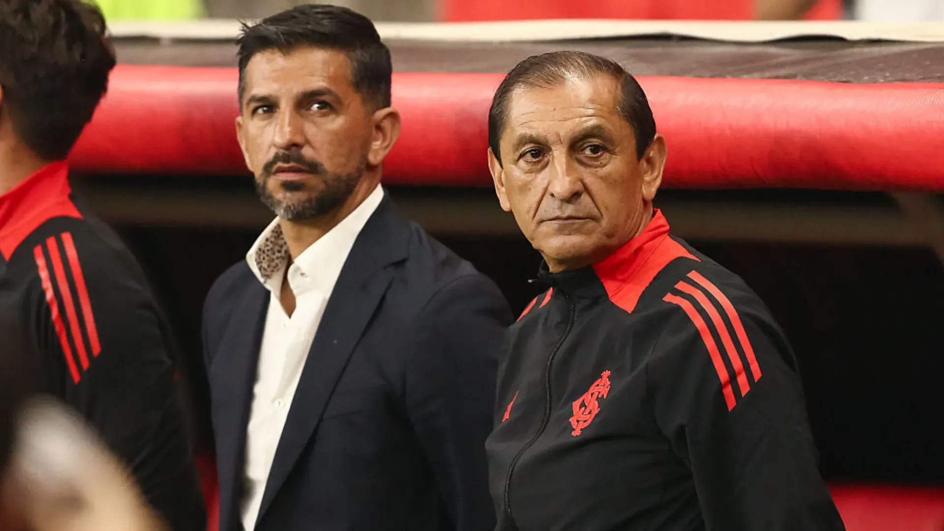 Ramon Díaz e Emiliano Díaz, lado a lado, durante jogo do Internacional.