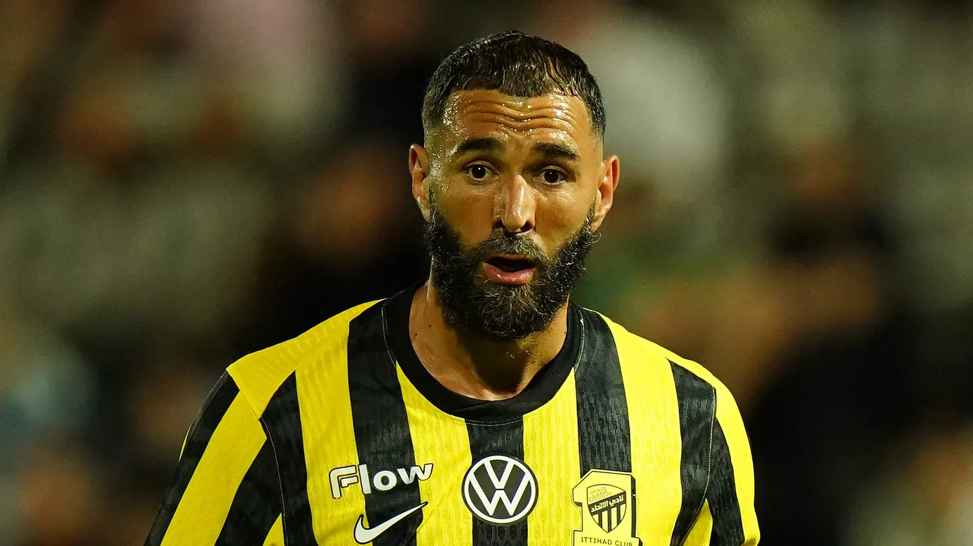 Karim Benzema com o uniforme aurinegro do Al-Ittihad