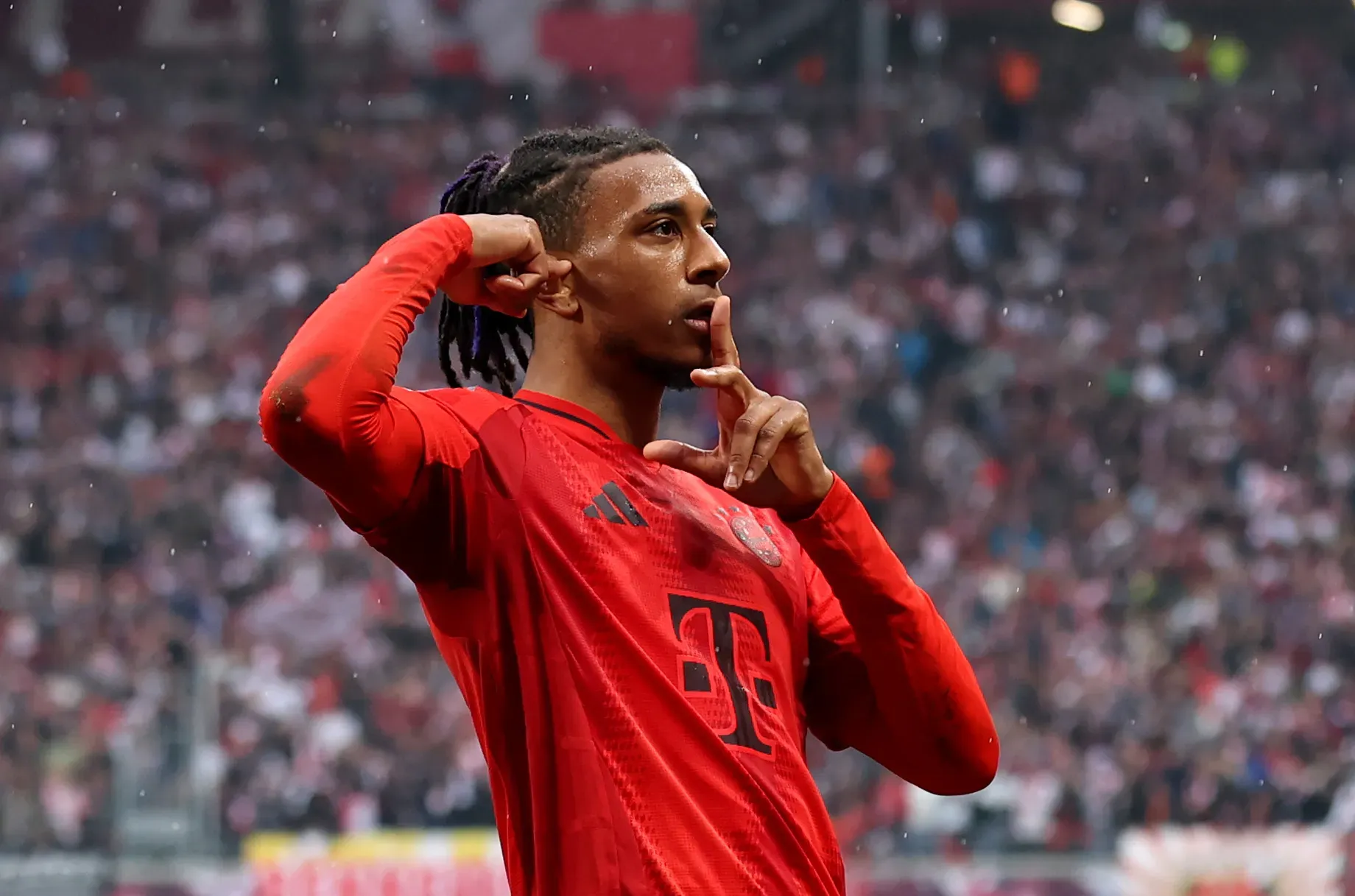 Olise em campo com o Bayern (Photo by Maja Hitij/Getty Images)