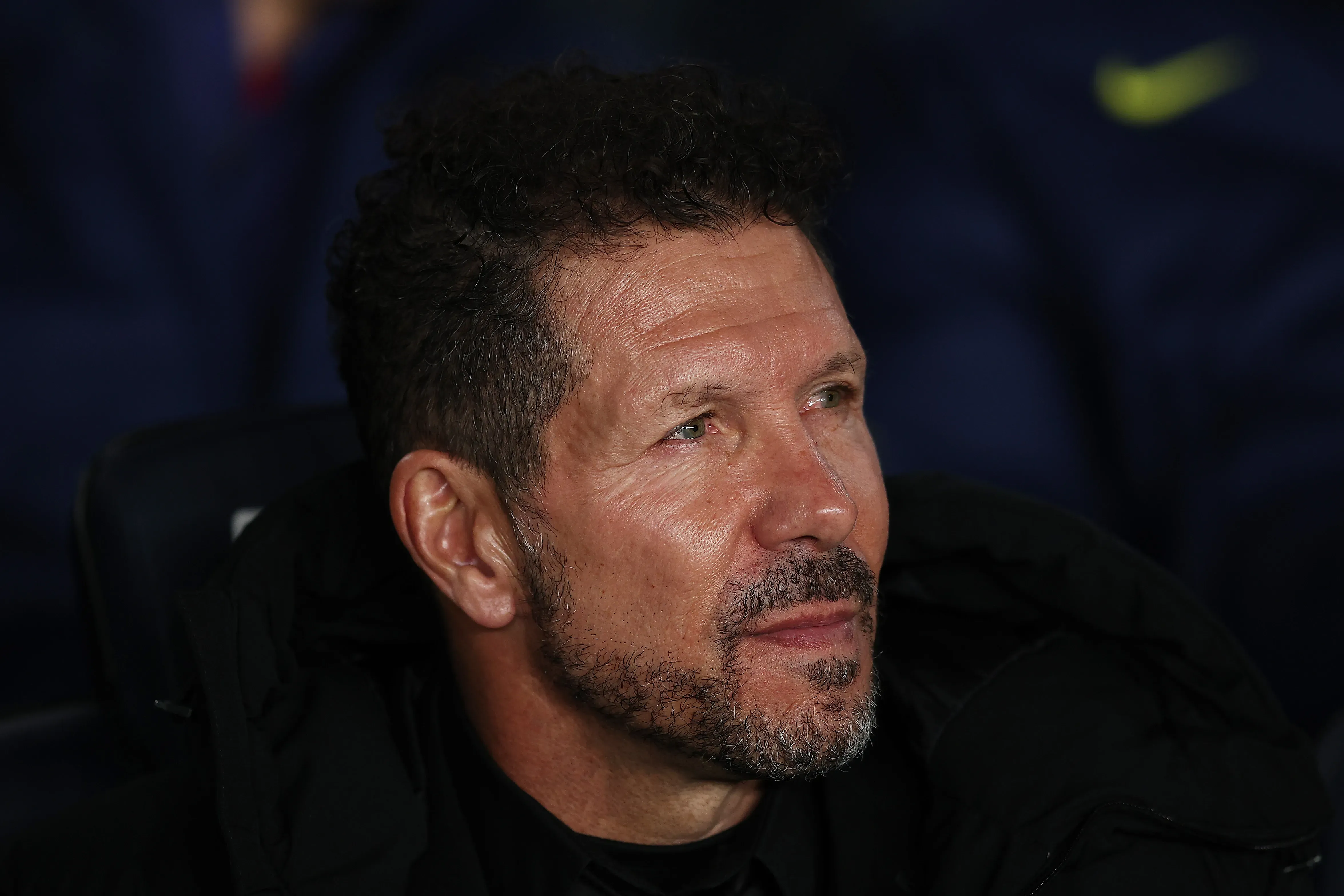 Diego Simeone, técnico do Atlético de Madrid, observa o campo antes da partida da LaLiga EA Sports entre FC Barcelona e Atlético de Madrid, no Spotify Camp Nou, em 2 de dezembro de 2025, em Barcelona, Espanha. (Foto: Eric Alonso/Getty Images)