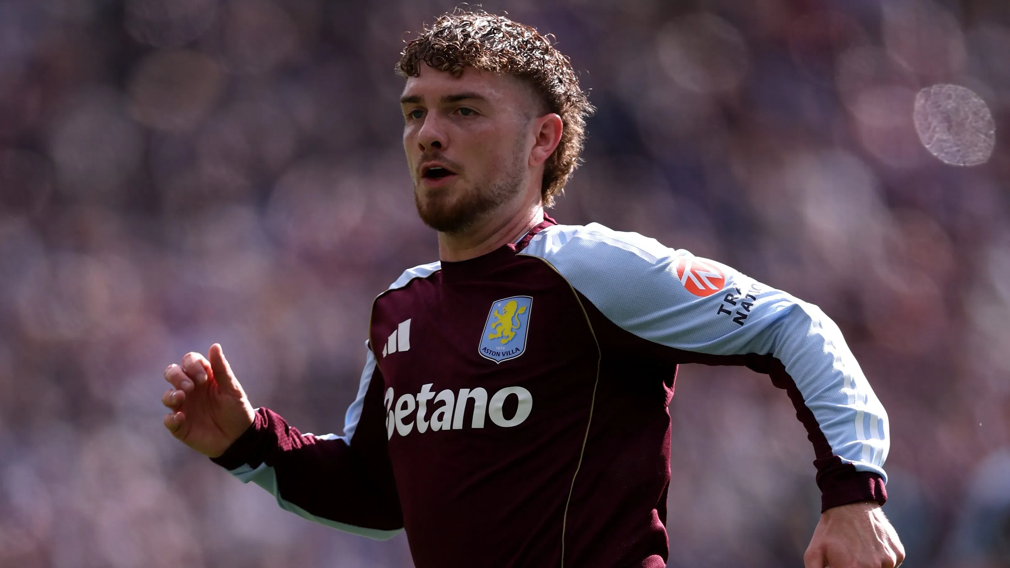 Harvey Eliott, do Liverpool, em jogo do Aston Villa. Foto: Justin Setterfield/Getty Images