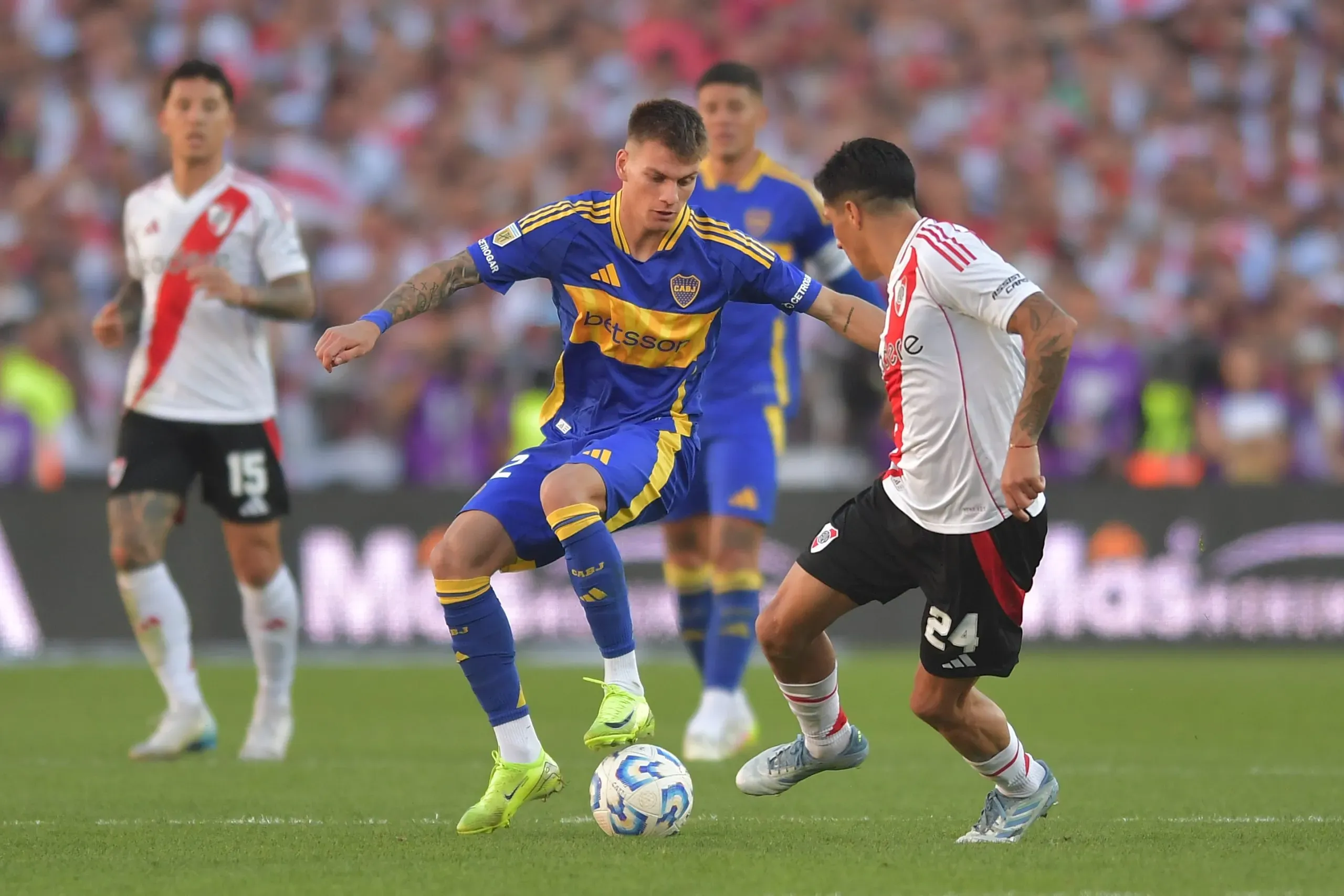 Kevin Zenón, do Boca Juniors, controla a bola enquanto é pressionado por Enzo Pérez, do River Plate, durante a partida do Torneio Apertura Betano 2025 entre River Plate e Boca Juniors, no Estádio Mas Monumental Antonio Vespucio Liberti, em 27 de abril de 2025, em Buenos Aires, Argentina. (Foto de Marcelo EndelliGetty Images)