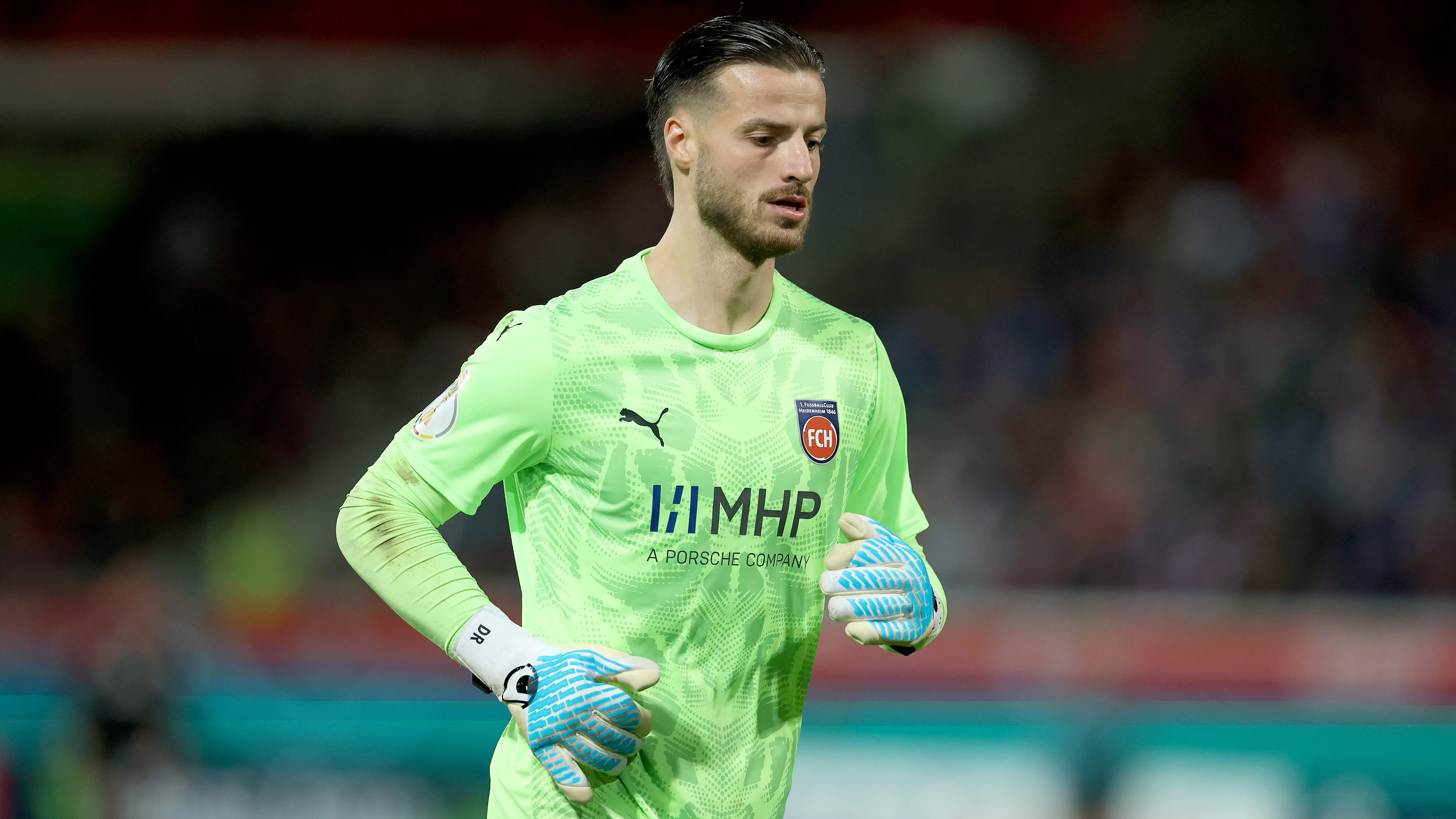 Diant Ramaj, alvo do Arsenal, em jogo do Heidenheim. Foto: Alexander Hassenstein/Getty Images