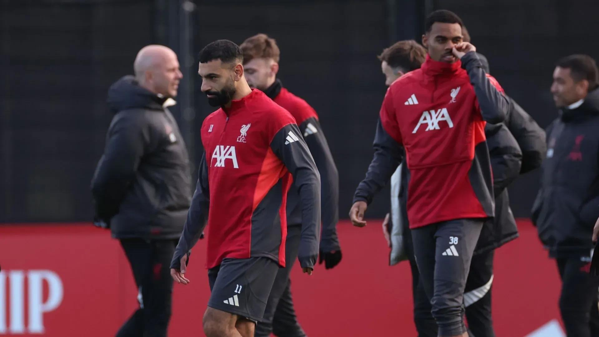 Arne Slot observa Salah dominar a bola durante um treino. Foto: Lewis Storey/Getty Images