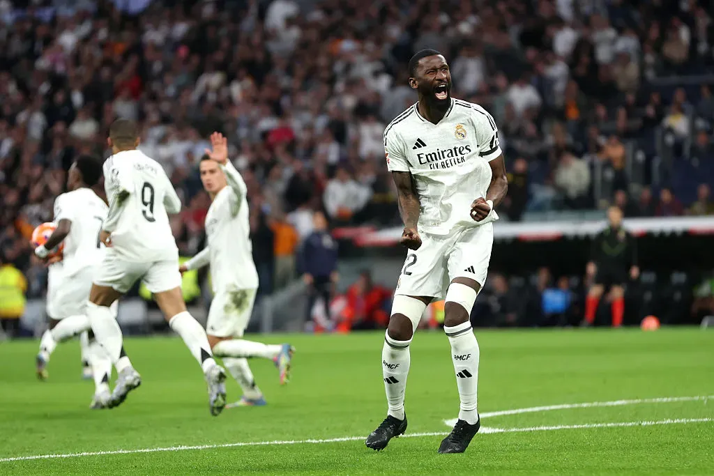 Antonio Rüdiger pode deixar o Real Madrid. Ele ainda não renovou o seu contrato, que termina no meio de 2026, e o Galatasaray quer contratá-lo em janeiro, quando ele já pode assinar um pré-contrato com qualquer outra equipe (Foto: Florencia Tan Jun/Getty Images)