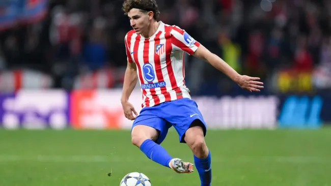 Julián Álvarez corre com a bola durante a partida da Liga dos Campeões. Foto: David Ramos/Getty Images