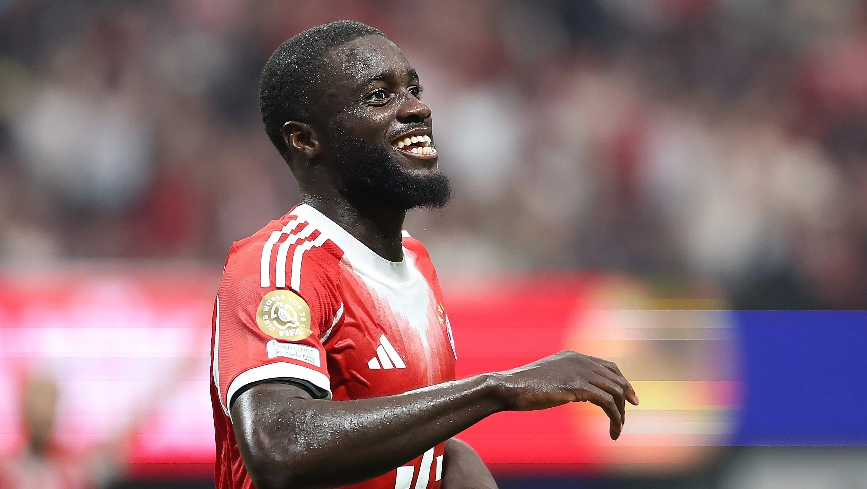 Upamecano, em campo, com a camisa vermelha