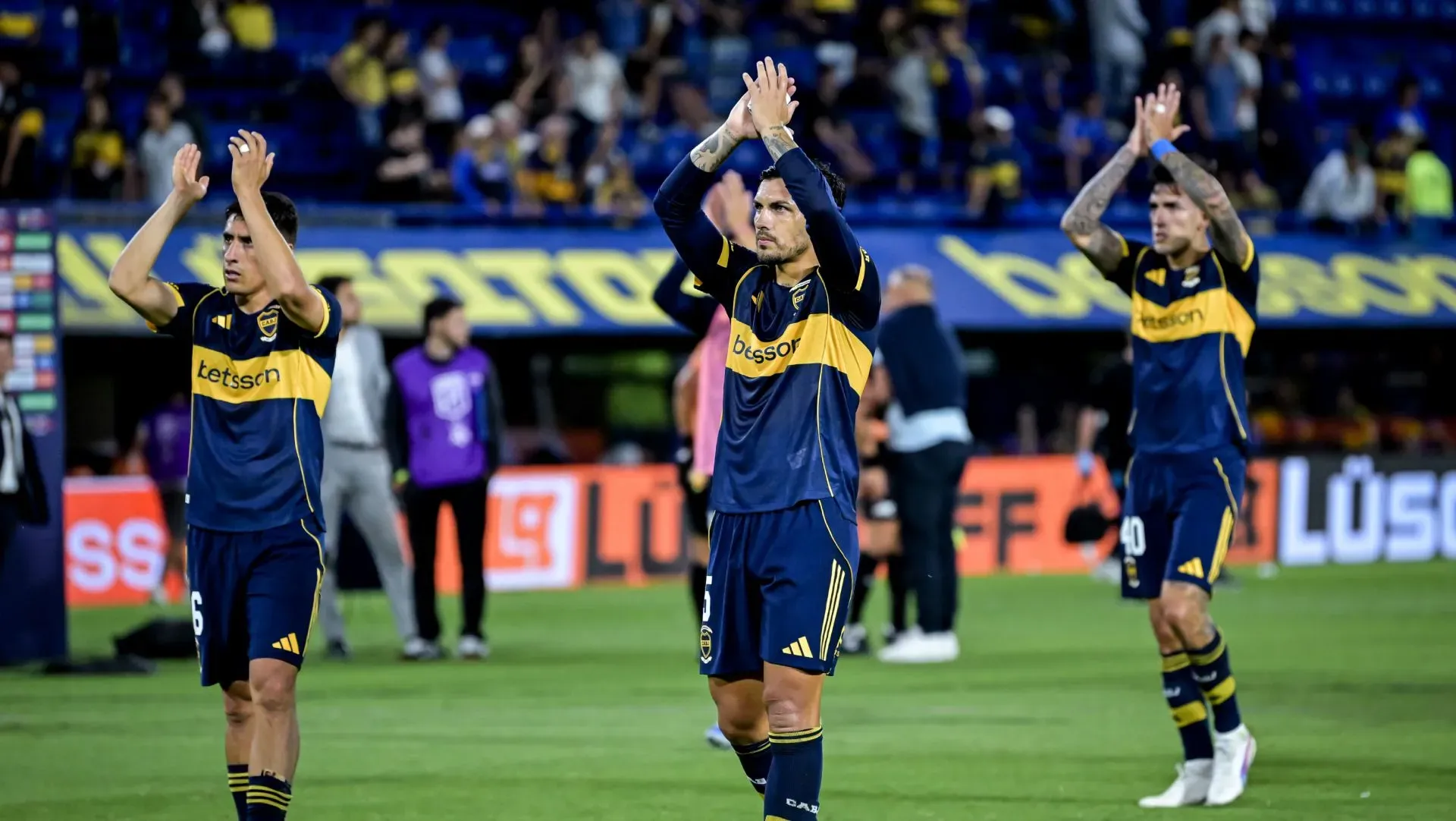 Jogadores do Boca Juniors cumprimentam torcida após semifinal do Torneo Clausura. Foto: Marcelo Endelli/Getty Images