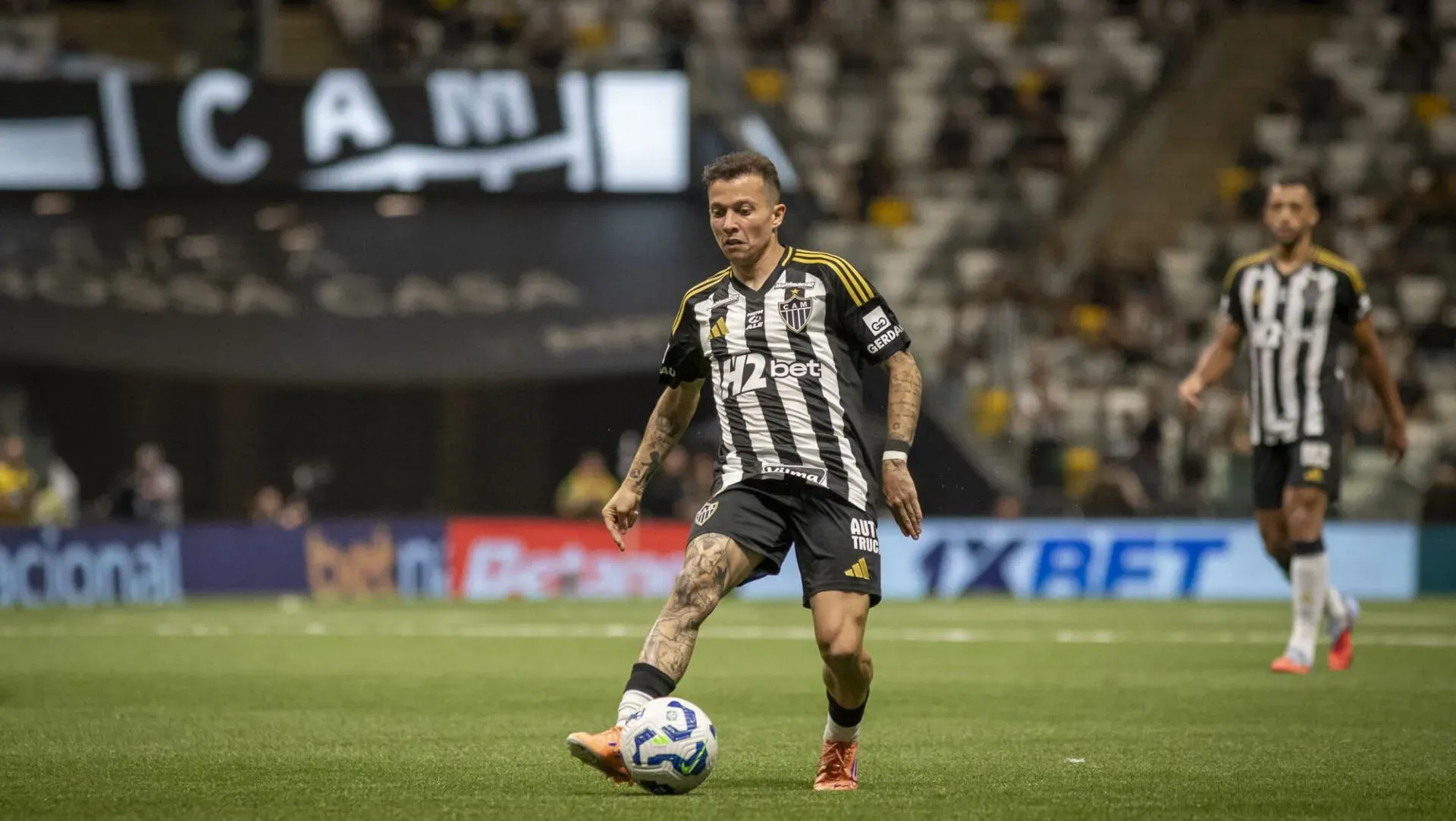 Bernard durante partida pelo Campeonato Brasileiro A . Foto: Fernando Moreno/AGIF