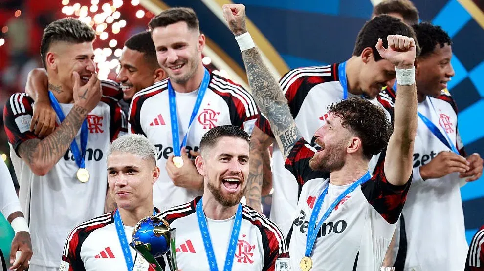 Jogadores do Flamengo, em campo, comemorando