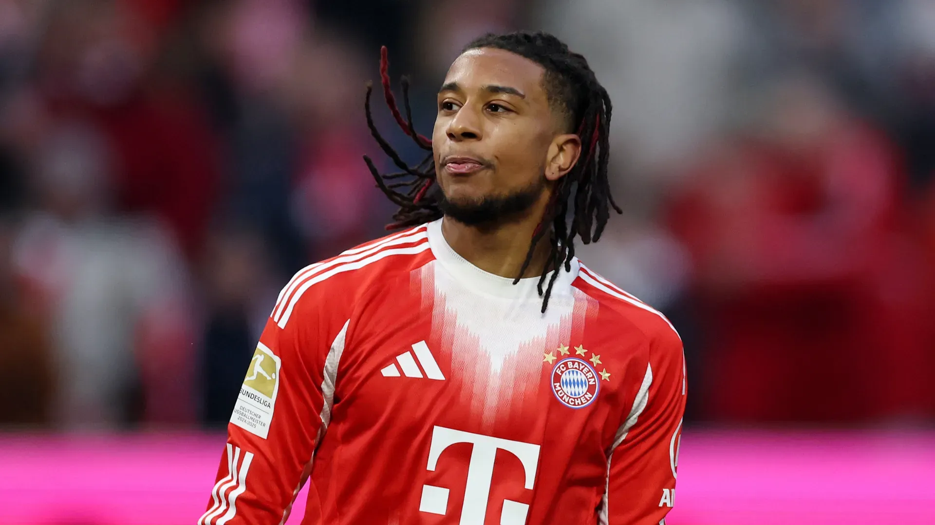 Olise, alvo do Liverpool, durante partida pelo Bayern de Munique. Foto: Alexander Hassenstein/Getty Images