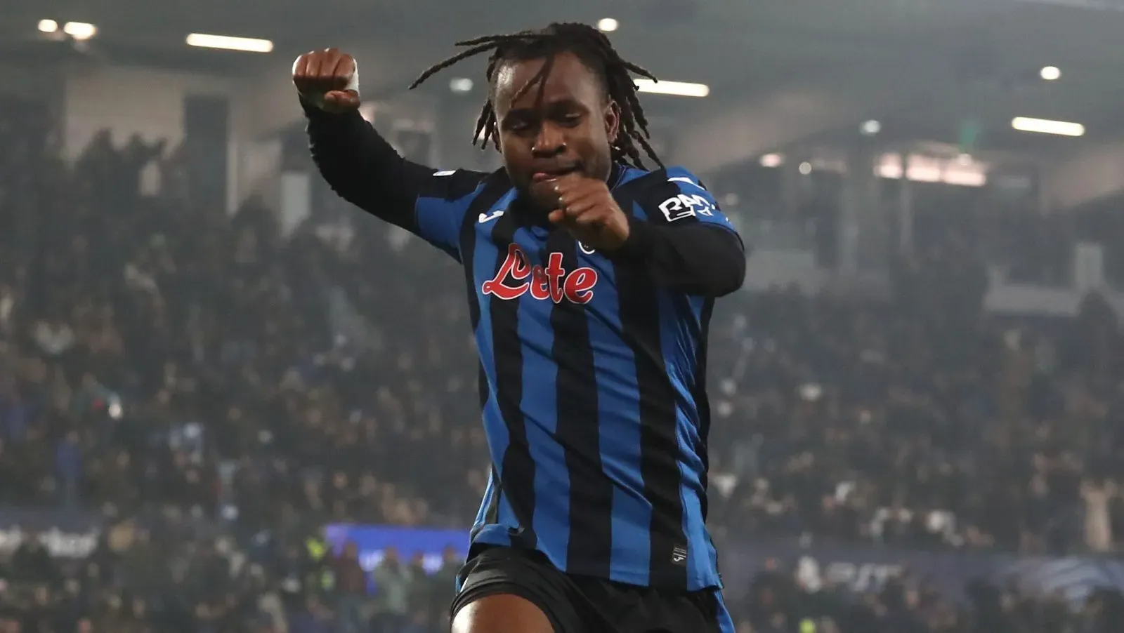 Lookman de camisa azul e preta, comemorando gol em jogo da Atalanta. Jogador é alvo do Tottenham. Foto: Marco Luzzani/Getty Images