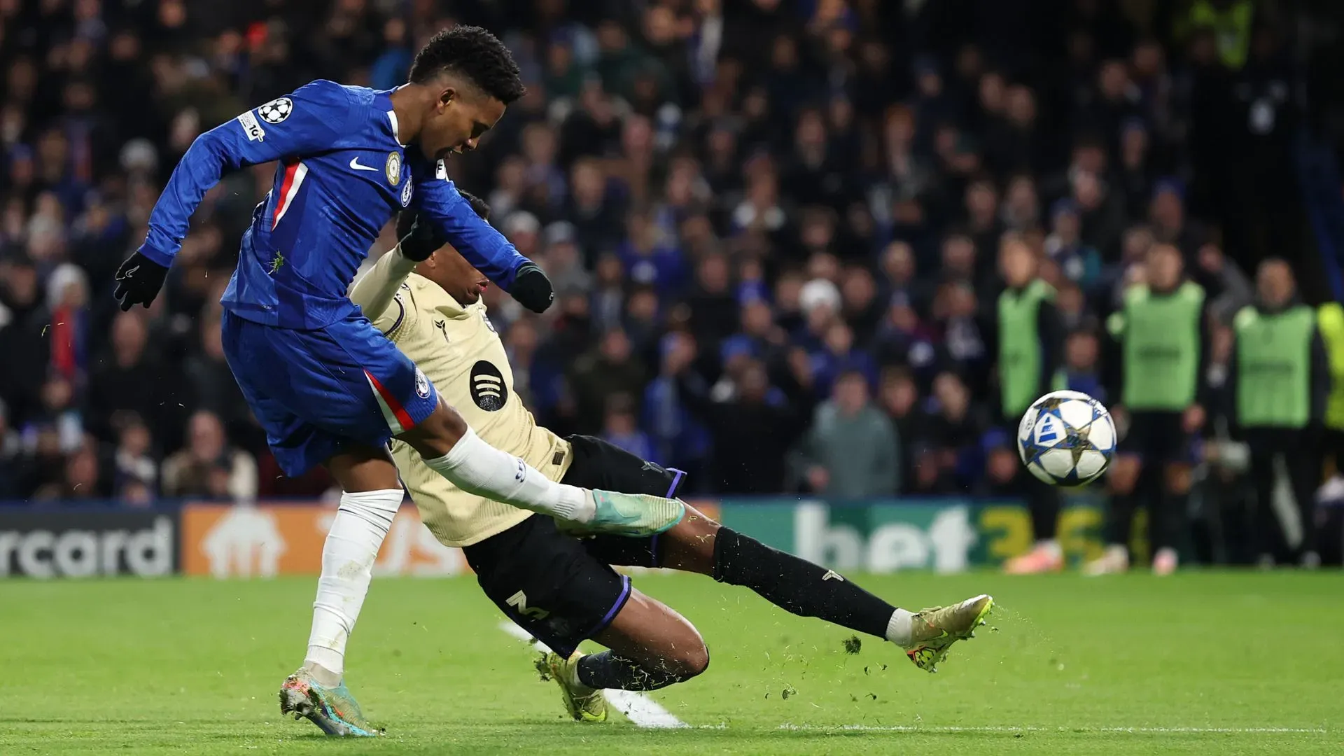 Estêvão vs Barcelona. Foto: Justin Setterfield/Getty Images