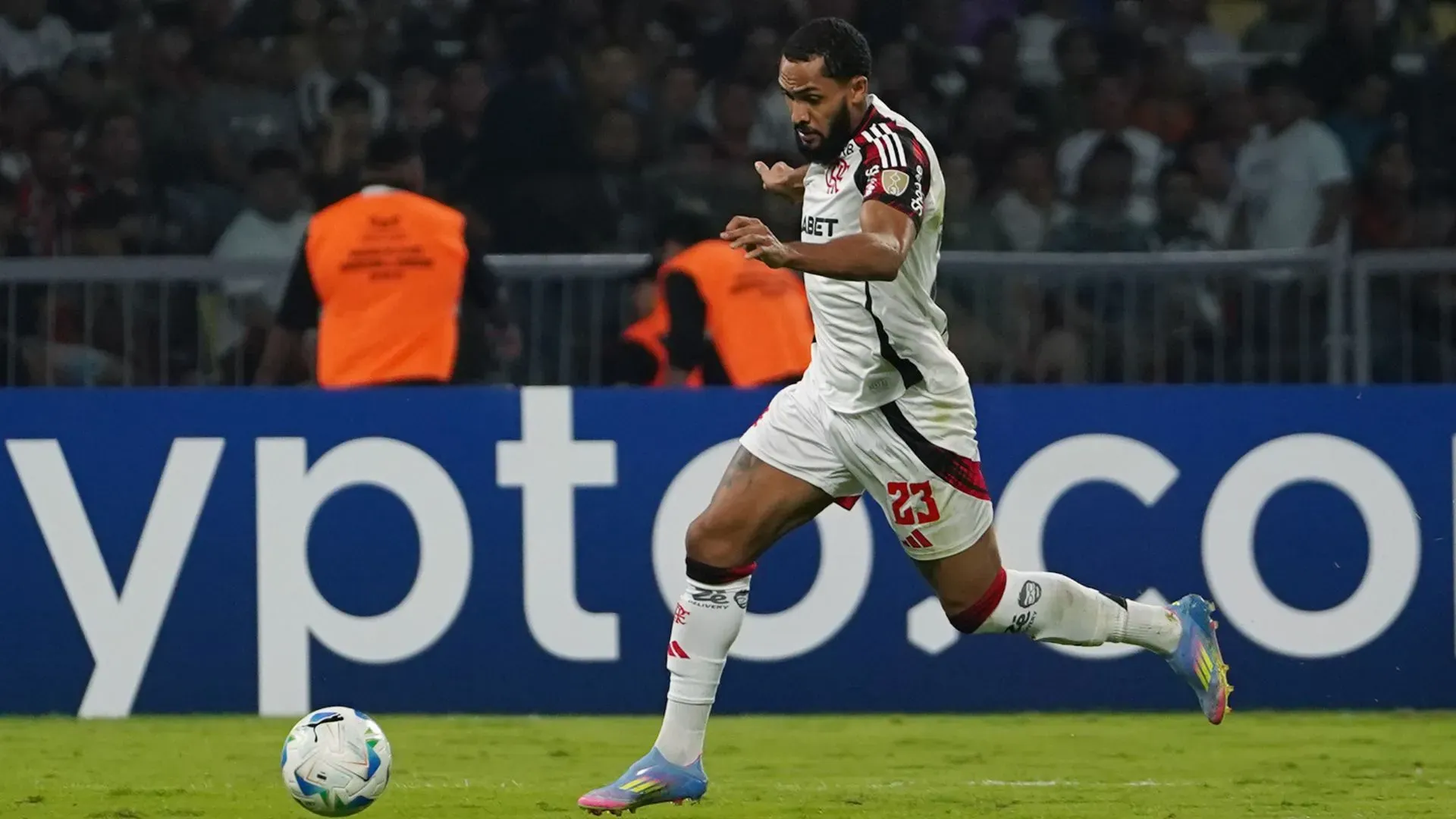 Juninho em ação pelo Flamengo (foto: Joaquín Camiletti/Getty Images)