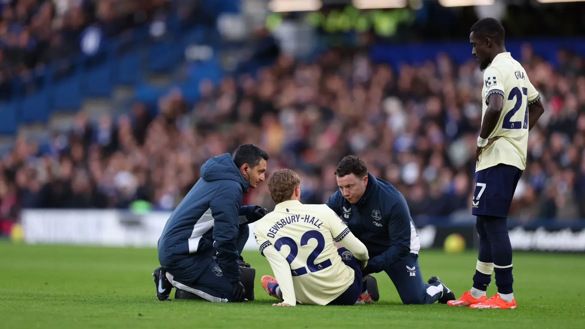 Dewsbury-Hall se machucou no jogo entre Chelsea e Everton (foto: Justin Setterfield/Getty Images)