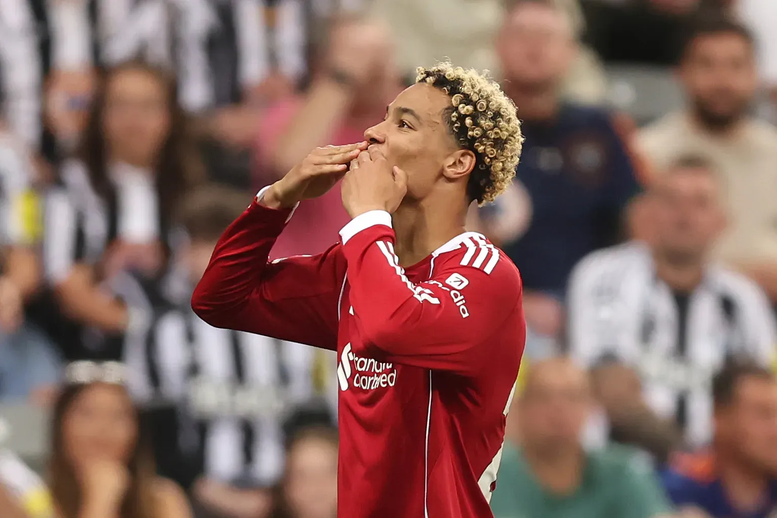 Ekitike comemorando pelo Liverpool (Photo by George Wood/Getty Images)