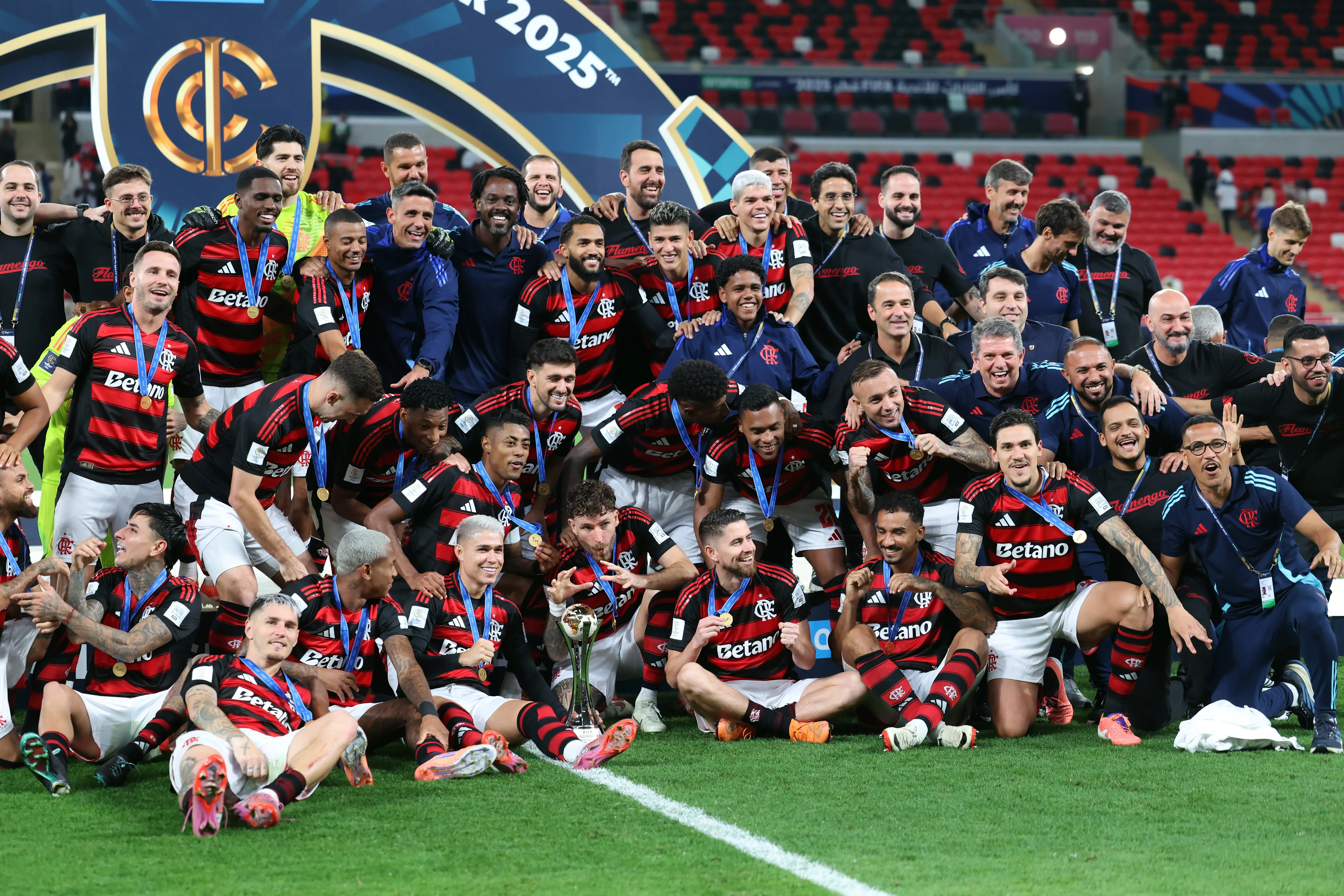 Jogadores e comissão técnica do CR Flamengo comemoram após vencer a partida da Copa Challenger da FIFA 2025 entre CR Flamengo e Pyramids FC de Krunoslav Jurčić, no Estádio Ahmad Bin Ali, em 13 de dezembro de 2025, em Doha, Catar. (Foto: Getty Images/Getty Images)