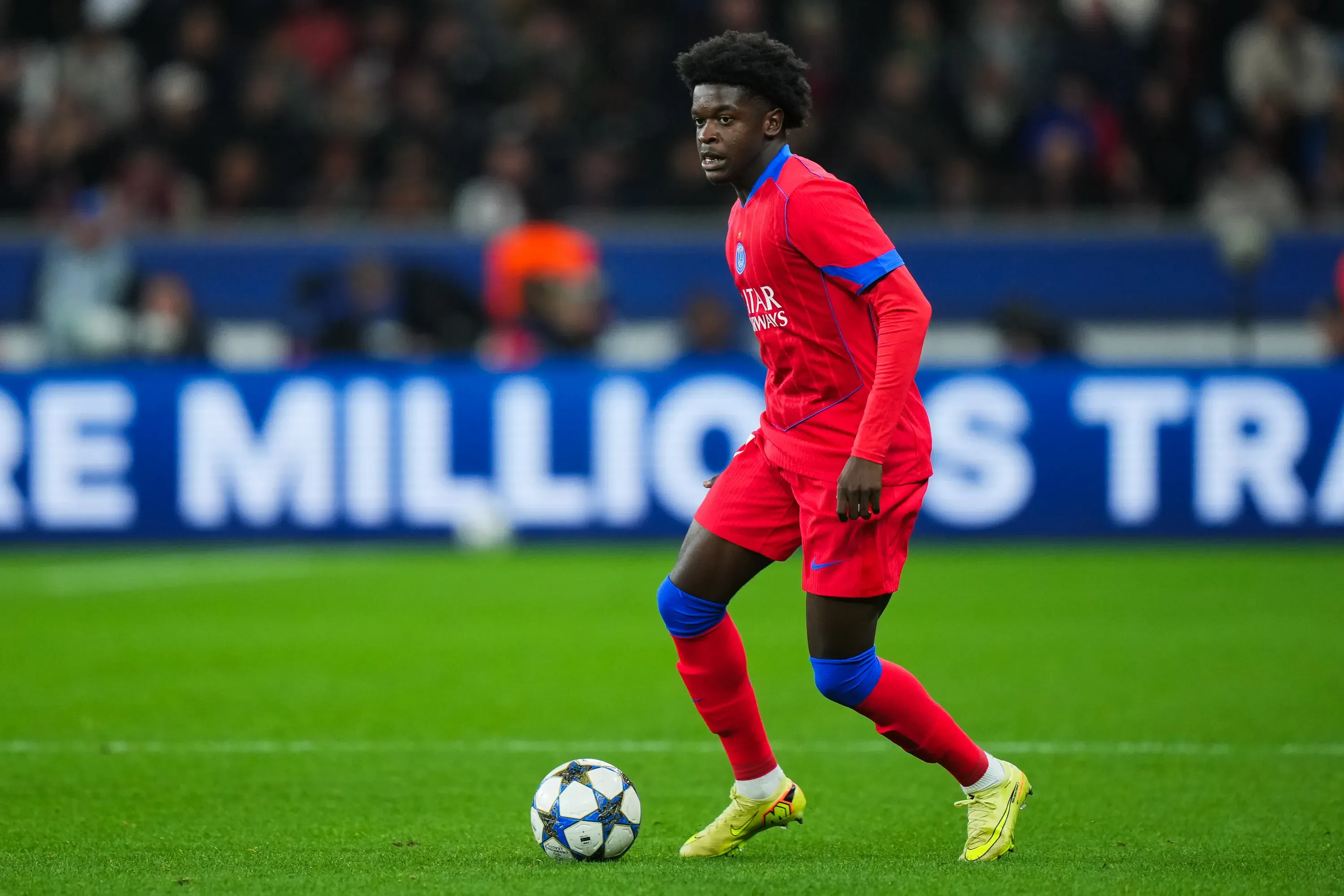 Quentin Ndjantou, do Paris Saint-Germain, conduz a bola durante a partida da Fase de Liga (MD3) da UEFA Champions League 2025/26 entre Bayer 04 Leverkusen e Paris Saint-Germain, no BayArena, em 21 de outubro de 2025, em Leverkusen, Alemanha. (Foto: Pau Barrena/Getty Images)