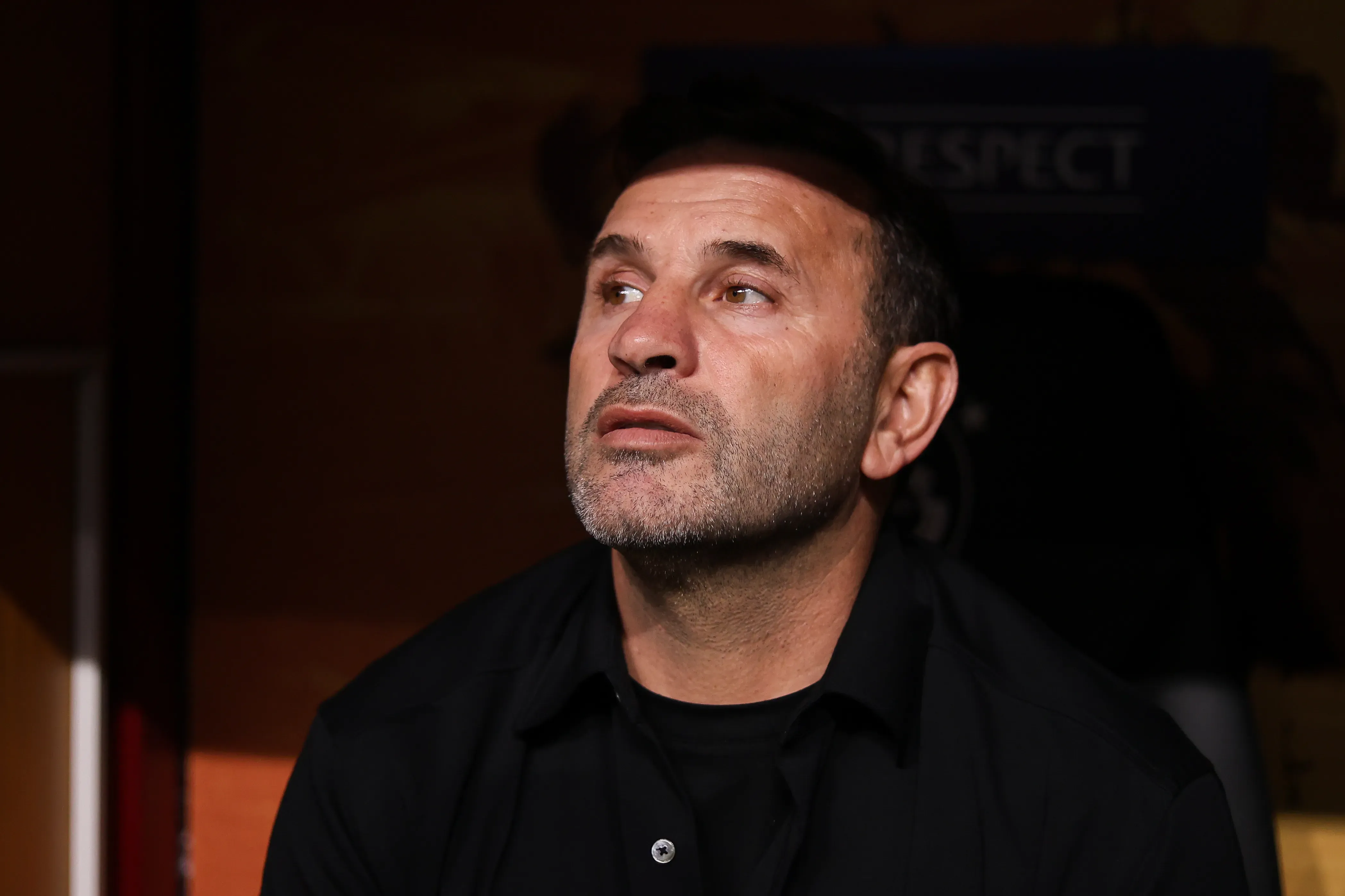 O técnico Okan Buruk, do Galatasaray, observa o jogo durante a partida da Fase de Liga (MD3) da UEFA Champions League 2025/26 entre Galatasaray A.S. e FK Bodo/Glimt, no Ali Sami Yen Spor Kompleksi, em 22 de outubro de 2025, em Istambul, Turquia. (Foto: Ahmad Mora/Getty Images)