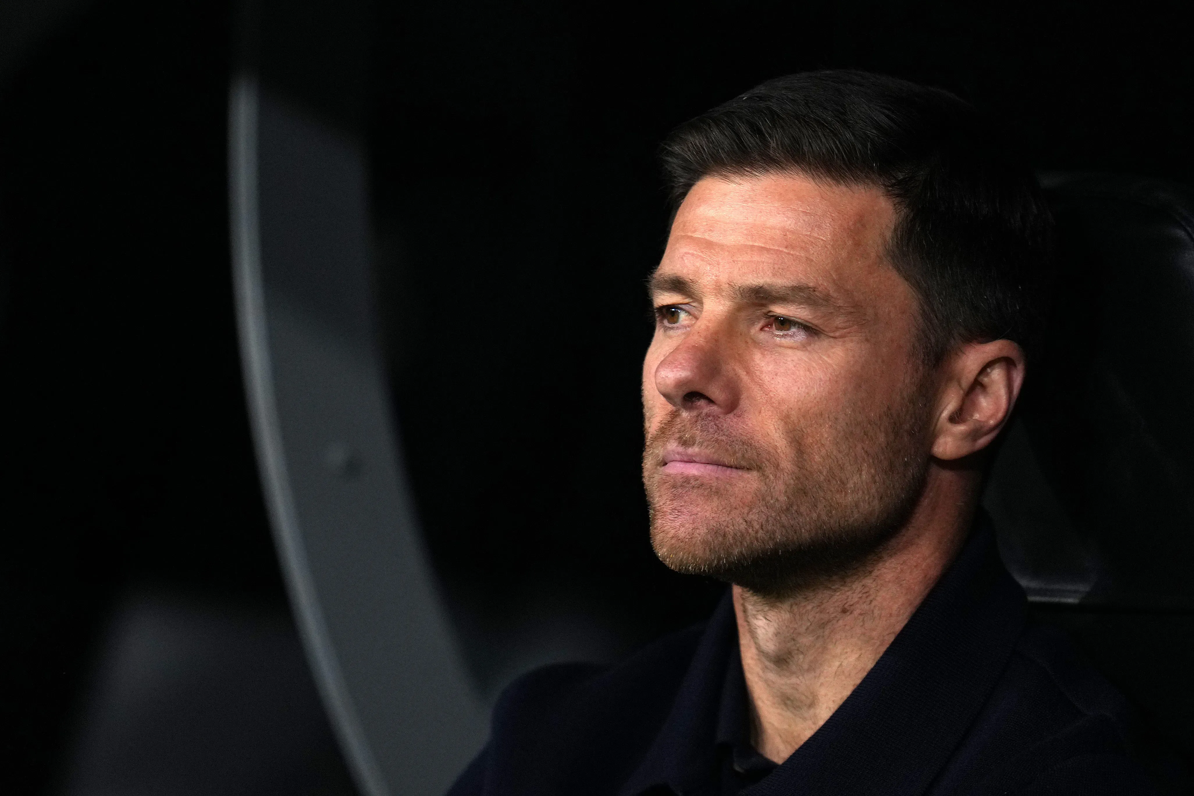 Xabi Alonso, técnico do Real Madrid, observa o campo antes da partida da fase de ligas (MD6) da UEFA Champions League 2025/26 entre Real Madrid C.F. e Manchester City no Estádio Santiago Bernabéu, em 10 de dezembro de 2025, em Madri, Espanha. (Foto: Aitor Alcalde/Getty Images)