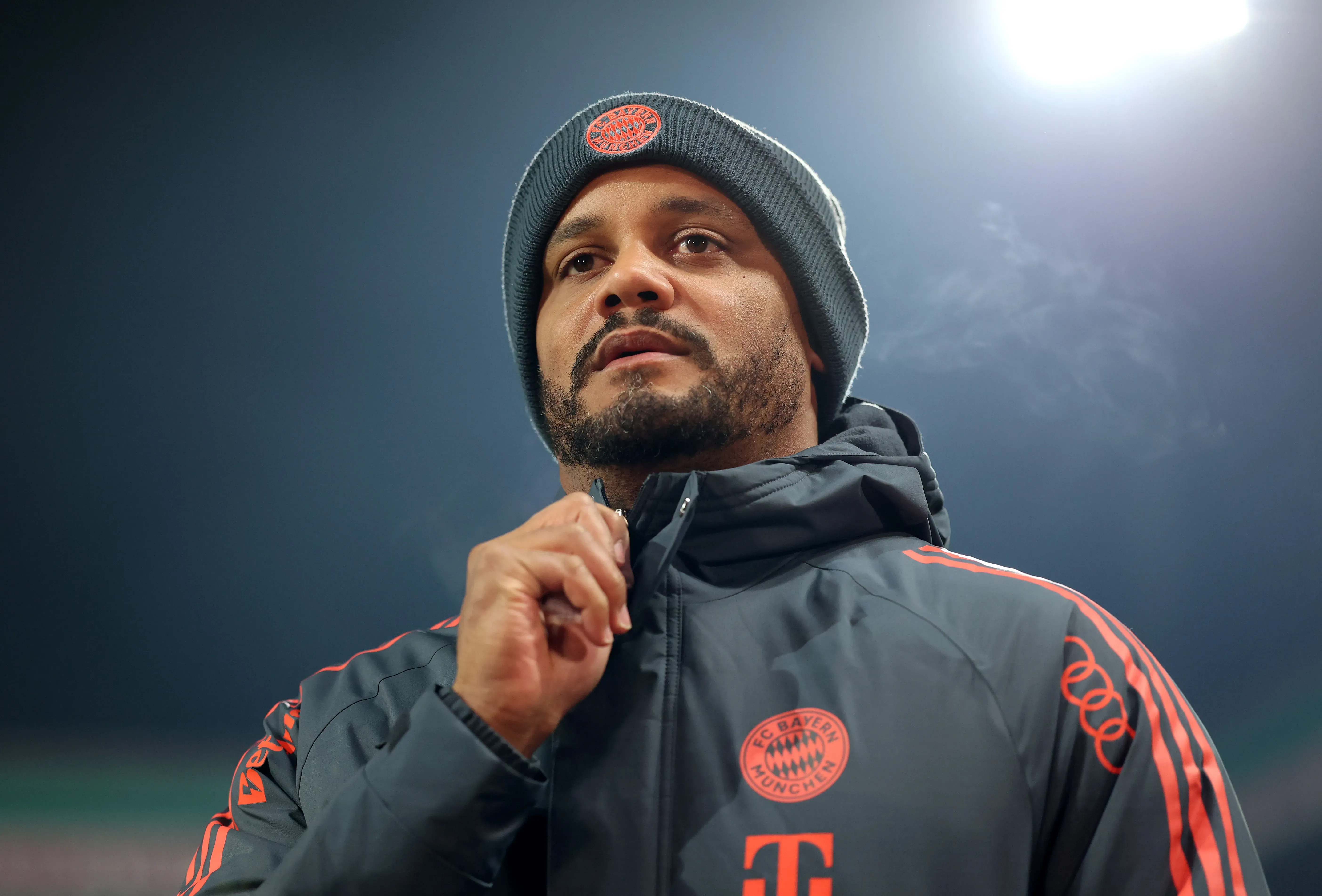 Vincent Kompany, técnico do FC Bayern de Munique, observa o campo antes da partida das oitavas de final da Copa da Alemanha entre 1. FC Union Berlin e FC Bayern München, no Stadion An der Alten Försterei, em 3 de dezembro de 2025, em Berlim, Alemanha. (Foto: Maja Hitij/Getty Images)