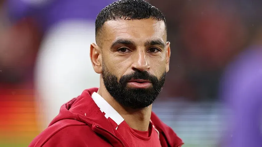 Mohamed Salah, em campo, pelo Liverpool, observando