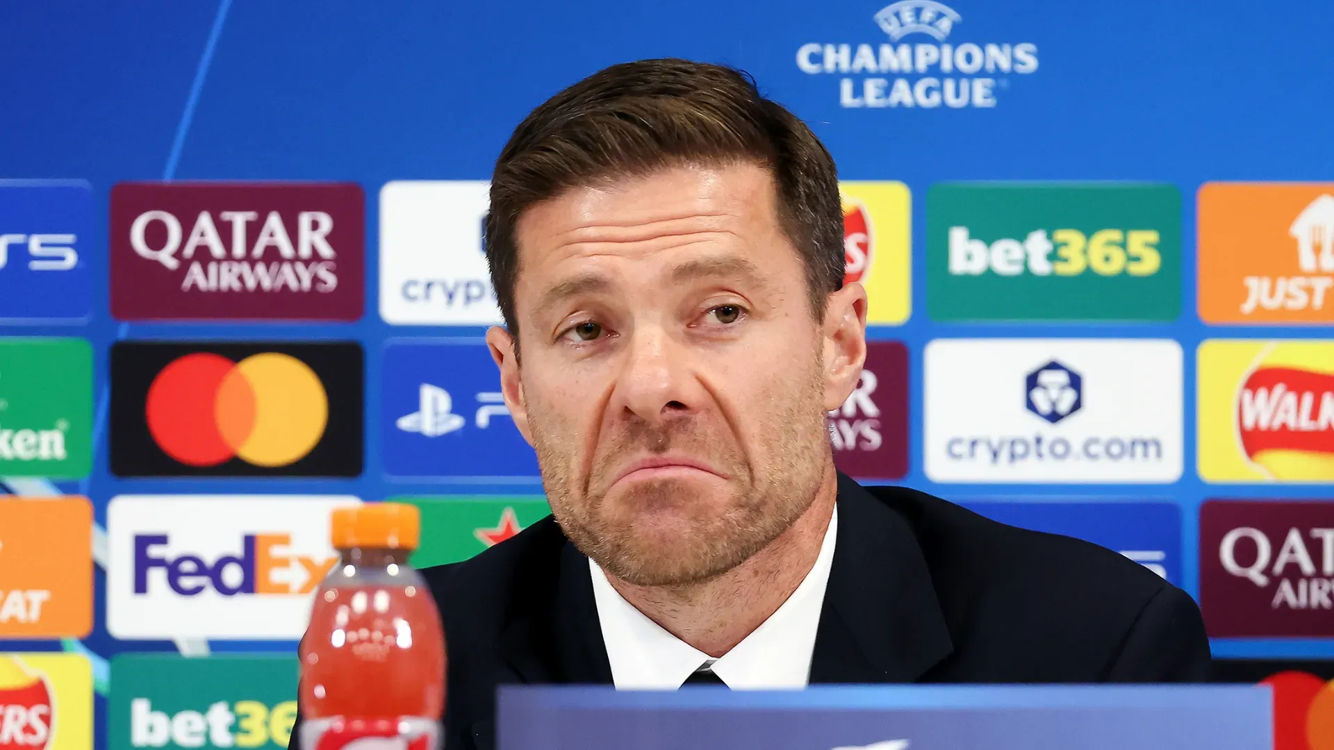 Xabi Alonso triste durante entrevista coletiva do Real Madrid