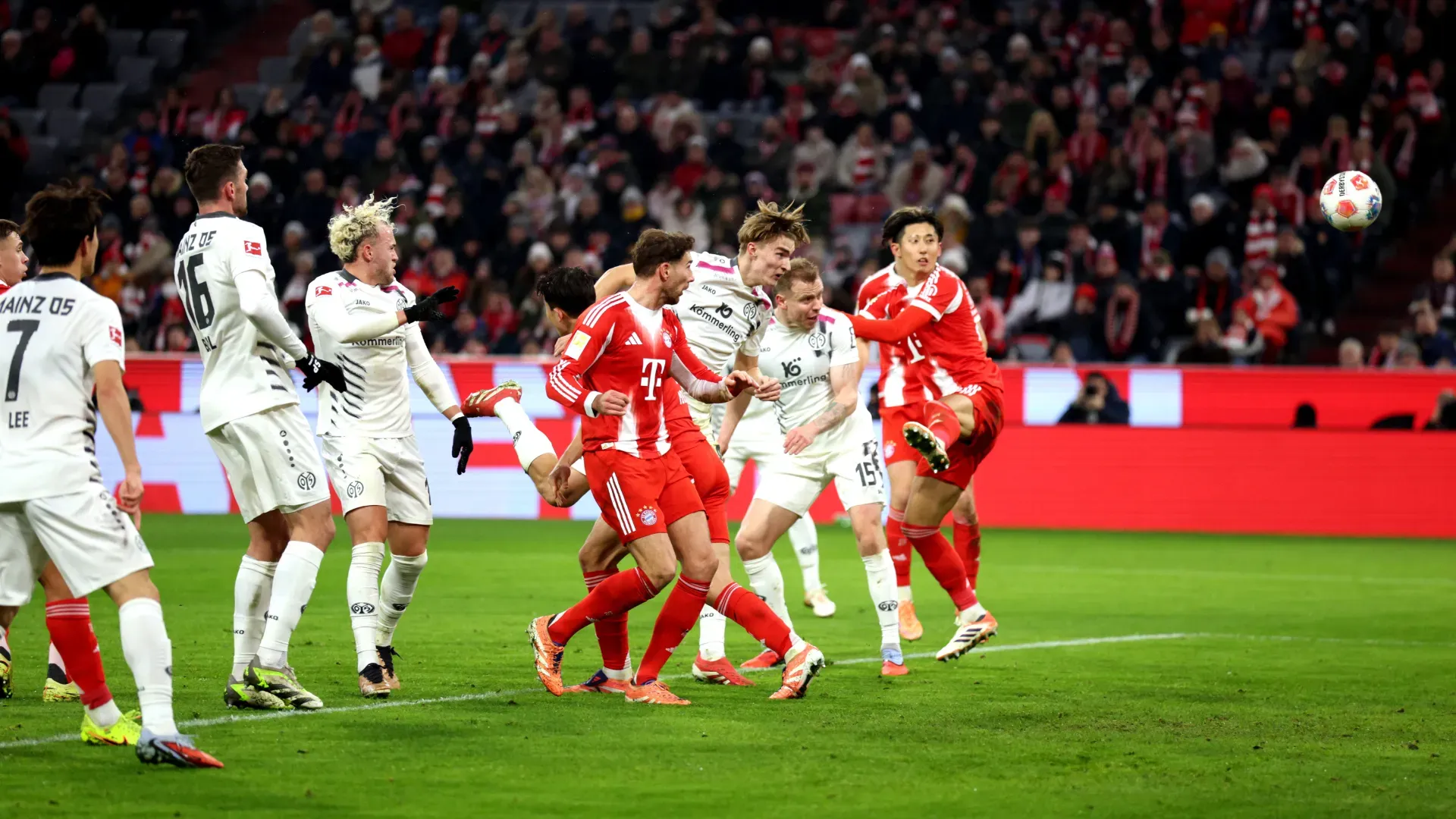 Kacper Potulski marca pelo Mainz contra o Bayern de Munique