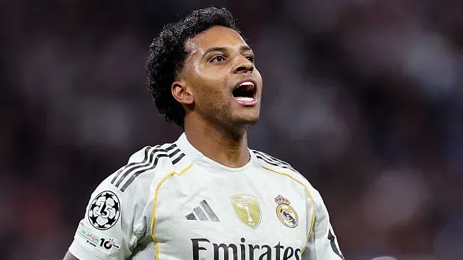 Rodrygo, em campo, gritando