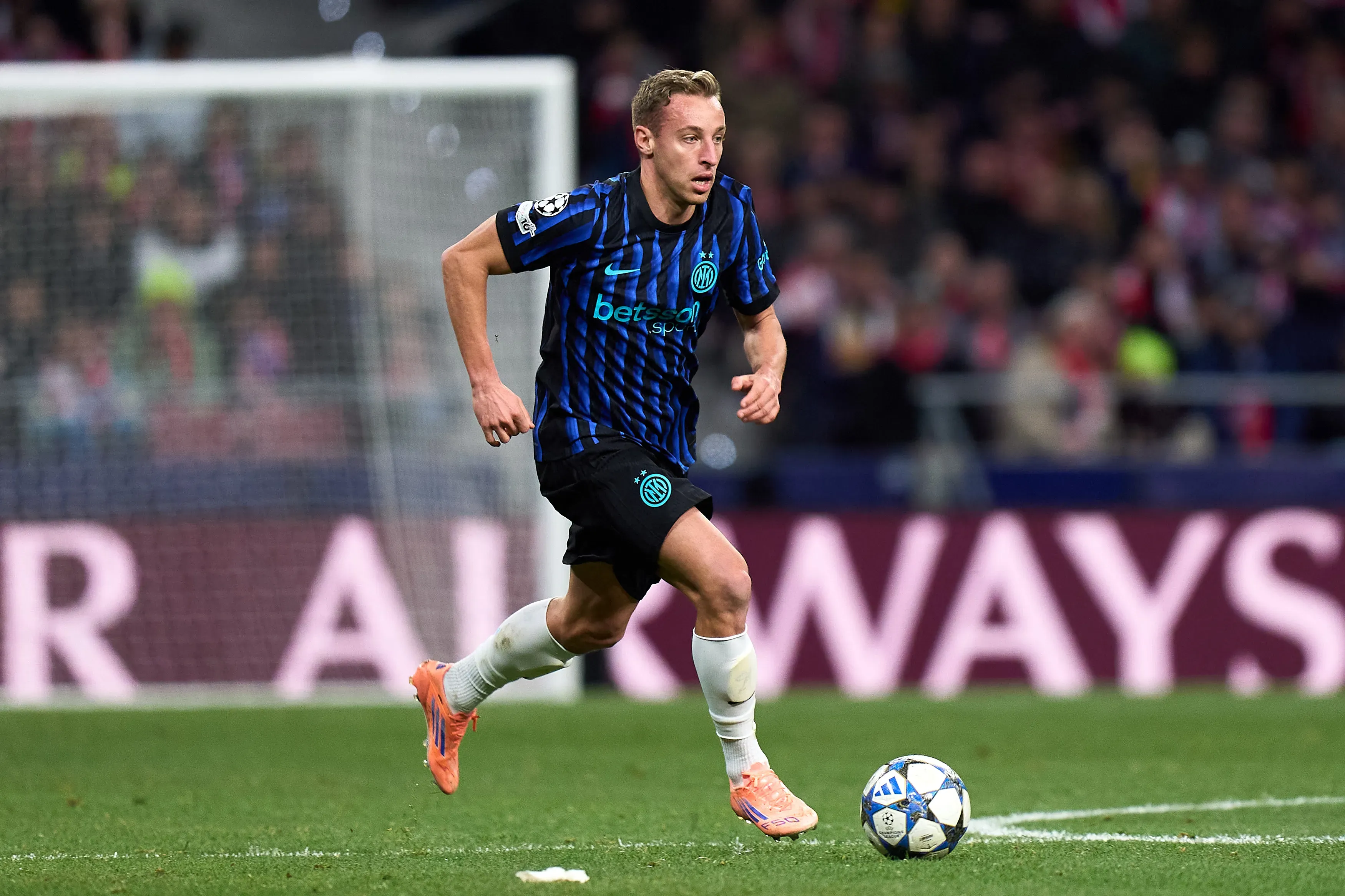 Davide Frattesi durante jogo da Inter de Milão. (Photo by Angel Martinez/Getty Images)