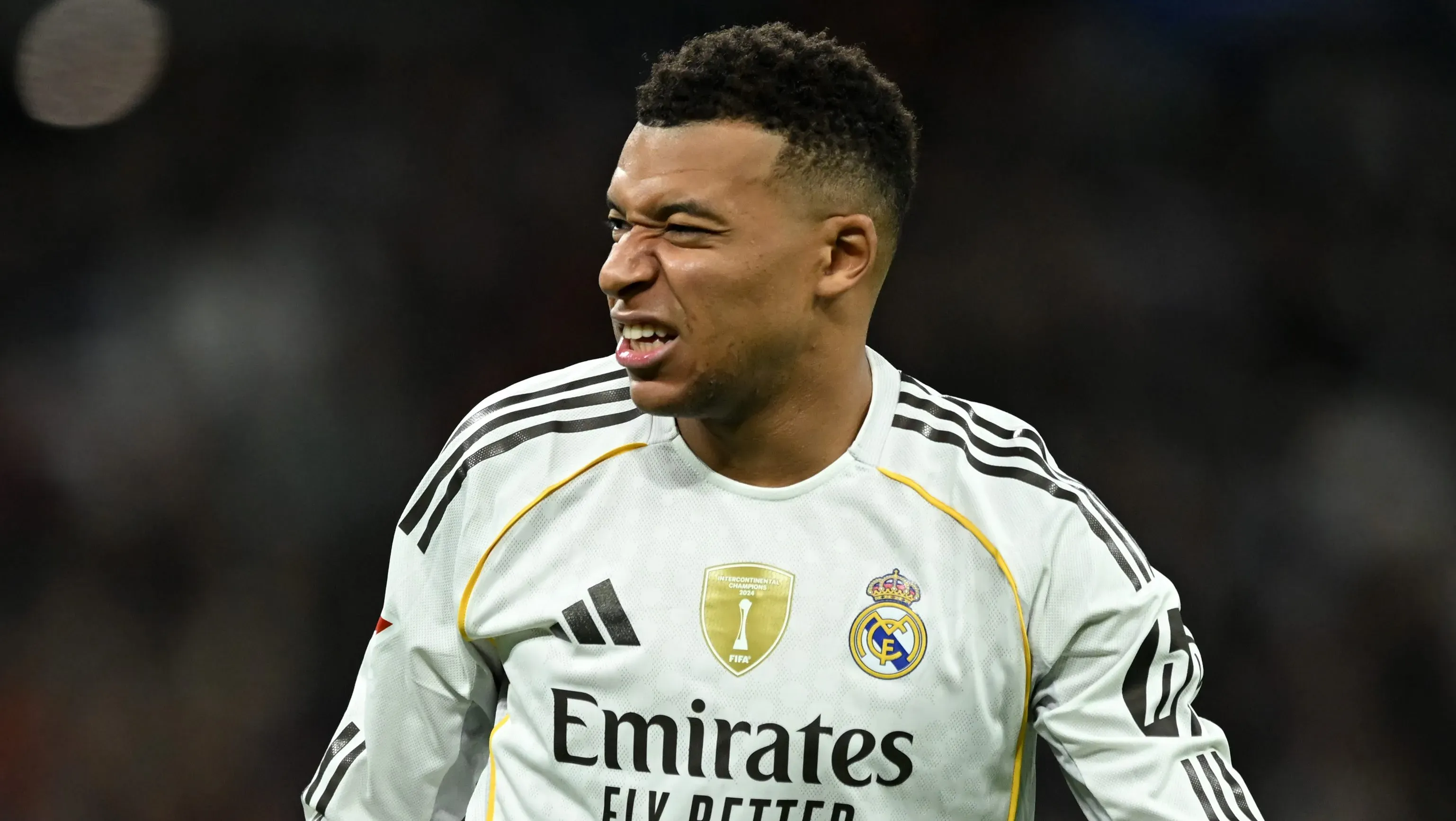 Mbappé sofre fratura na mão em jogo do Real Madrid. Foto: Denis Doyle/Getty Images