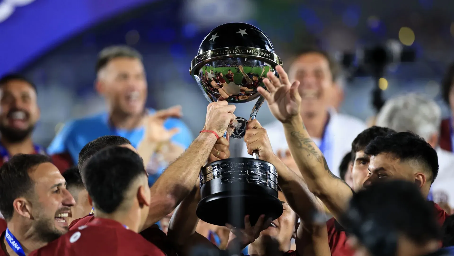 Jogadores do Lanus comemoram após vencer a Copa Sul-Americana de 2025. Foto: Buda Mendes/Getty Images