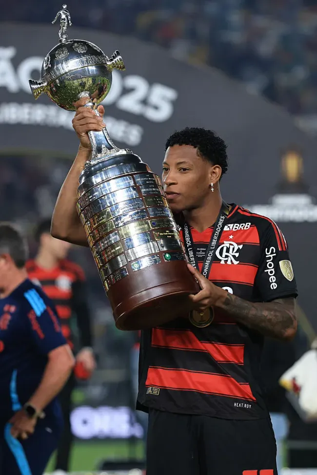 Gonzalo Plata, do Flamengo, comemora com o troféu após vencer a final da Copa CONMEBOL Libertadores de 2025 entre Palmeiras e Flamengo, no Estádio Monumental, em 29 de novembro de 2025, em Lima, Peru. (Foto de Buda Mendes/Getty Images)