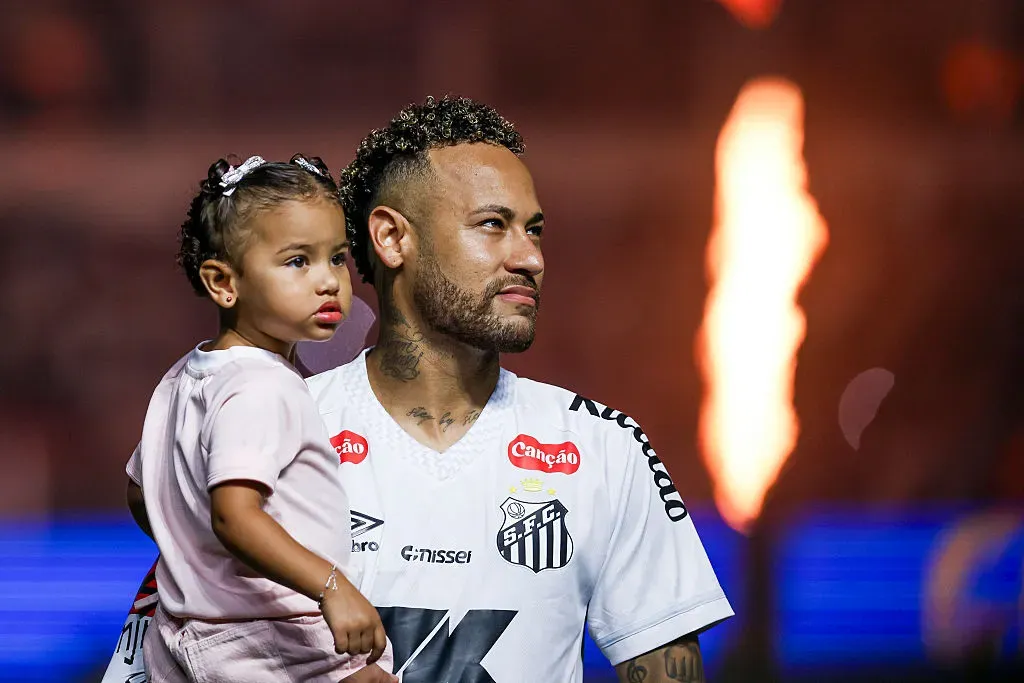 O portal AS informou que Neymar estaria analisando um possível retorno ao futebol europeu, porém, segundo o R7, ele está acertado como Santos por, pelo menos, mais seis meses. (Foto: Ricardo Moreira/Getty Images)