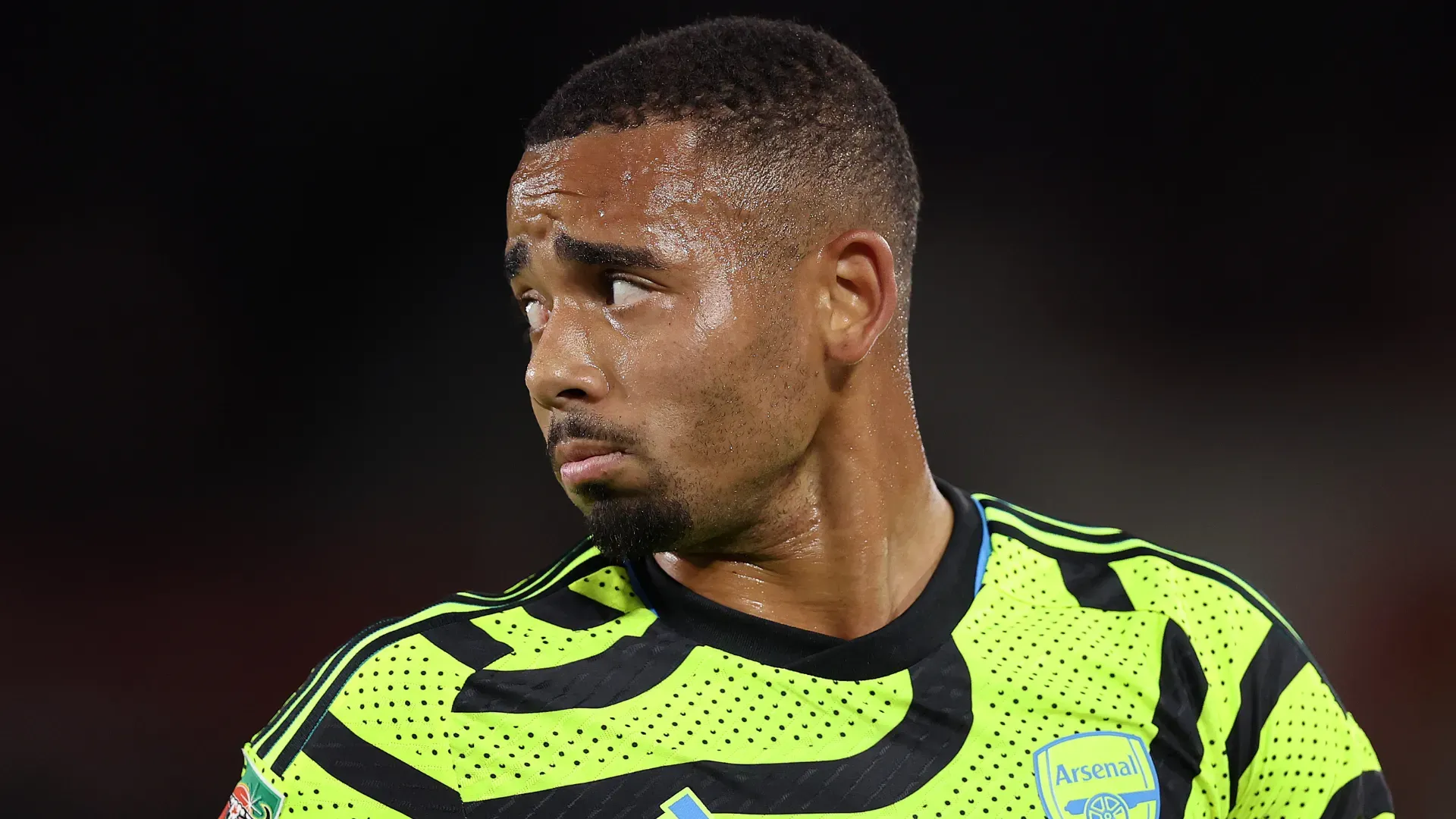 Gabriel Jesus olha para o lado durante partida do Arsenal