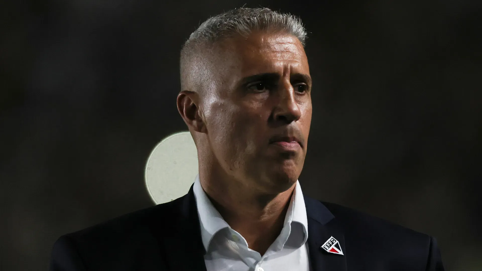 Hernán Crespo, de terno, durante partida do São Paulo