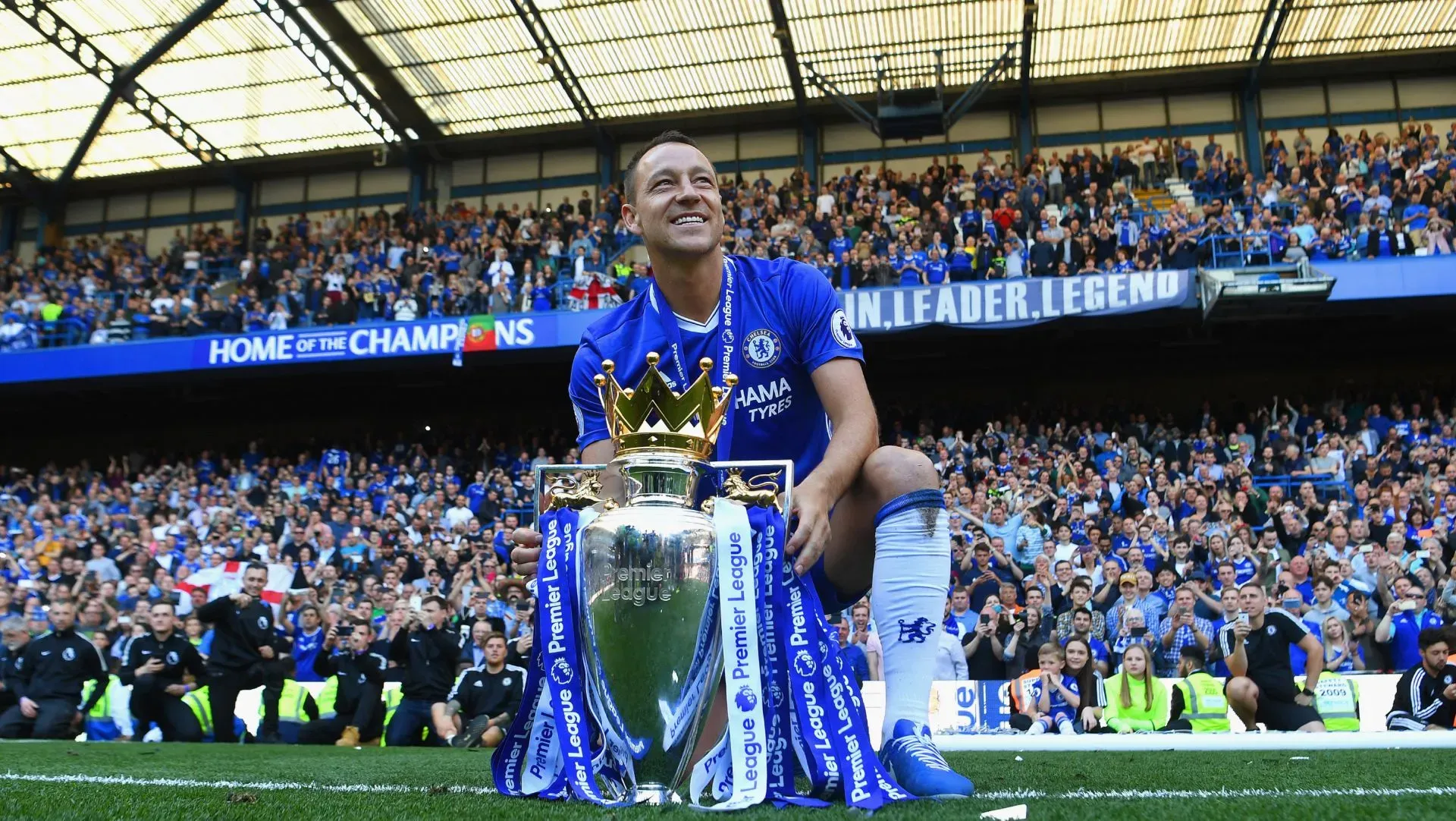 John Terry posa com o troféu da Premier League. Foto: Michael Regan/Getty Images