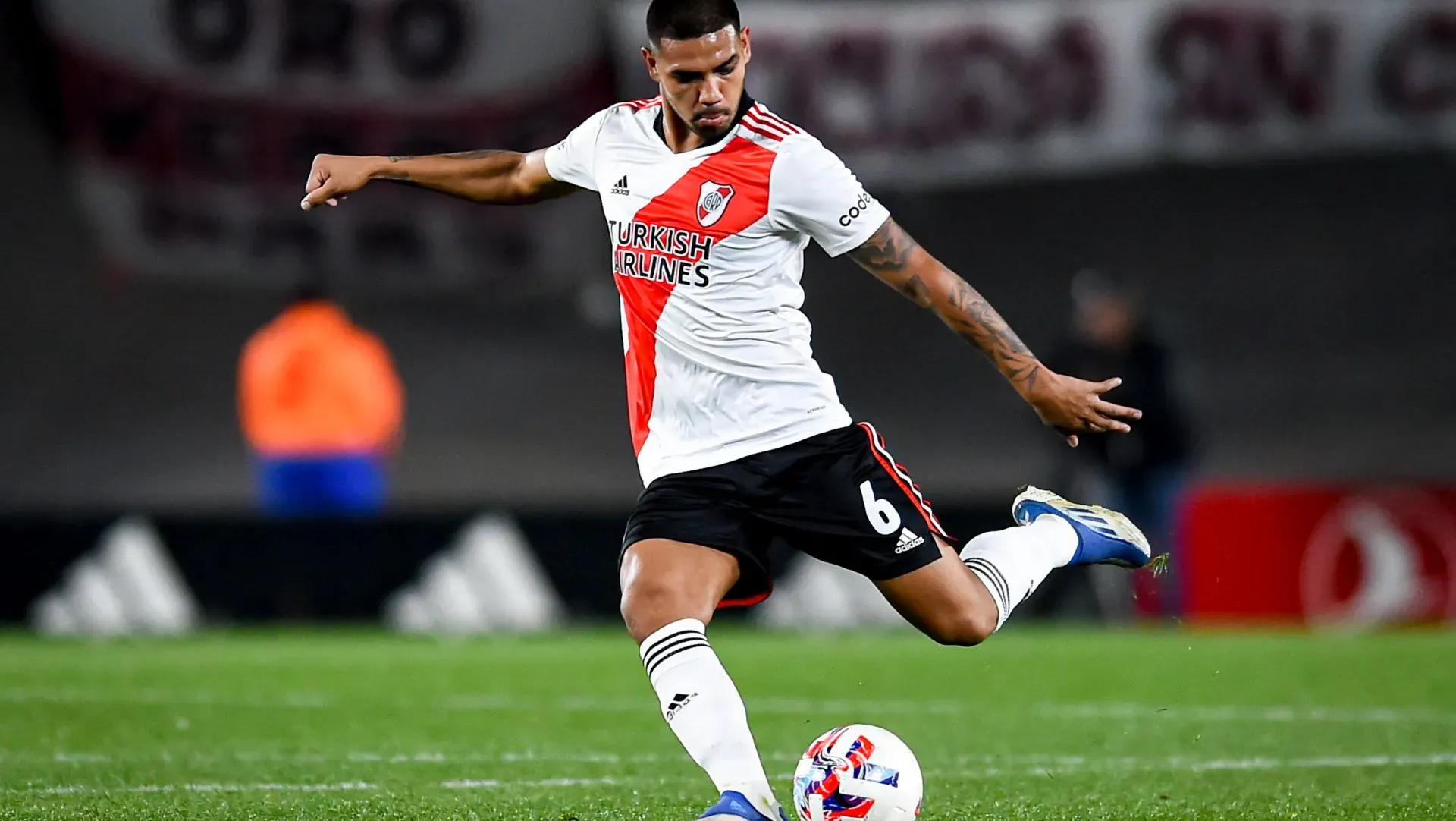 David Martinez chuta a bola durante partida da Liga Profissional. Foto: Marcelo Endelli/Getty Images