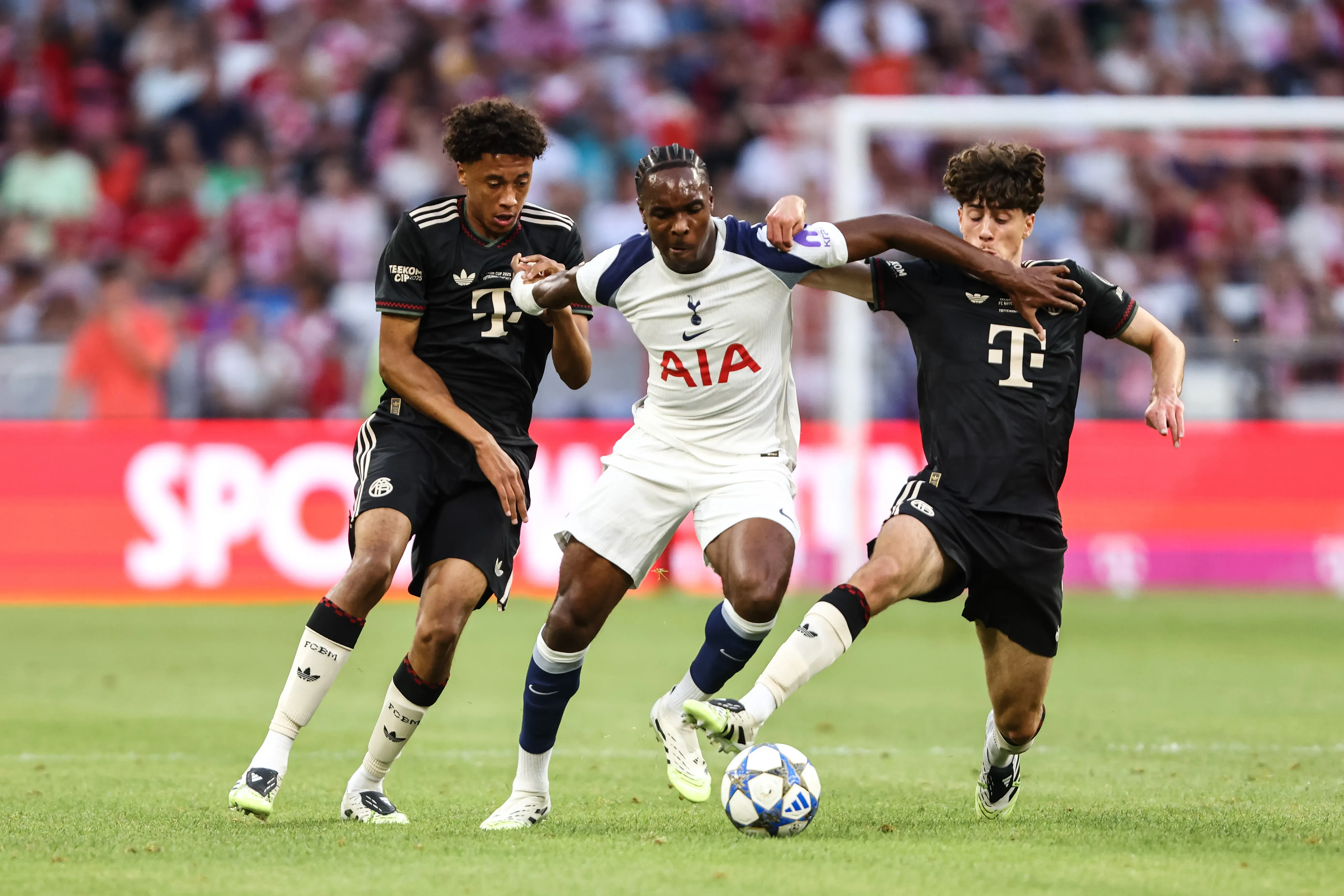 Cassiano Kiala (esquerda) é visto como um dos pilares do futuro do Bayern de Munique ao lado de Lennart Karl (Jasmin WalterGetty Images)