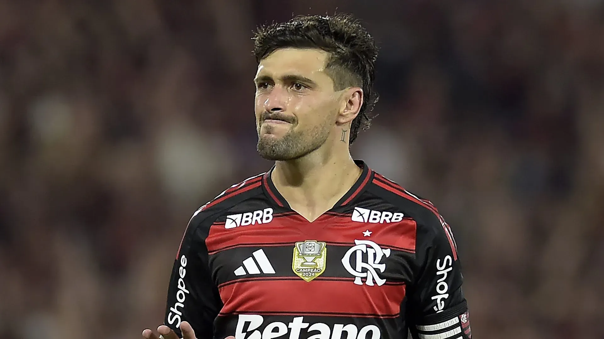 Arrascaeta com a camisa rubro-negra do Flamengo