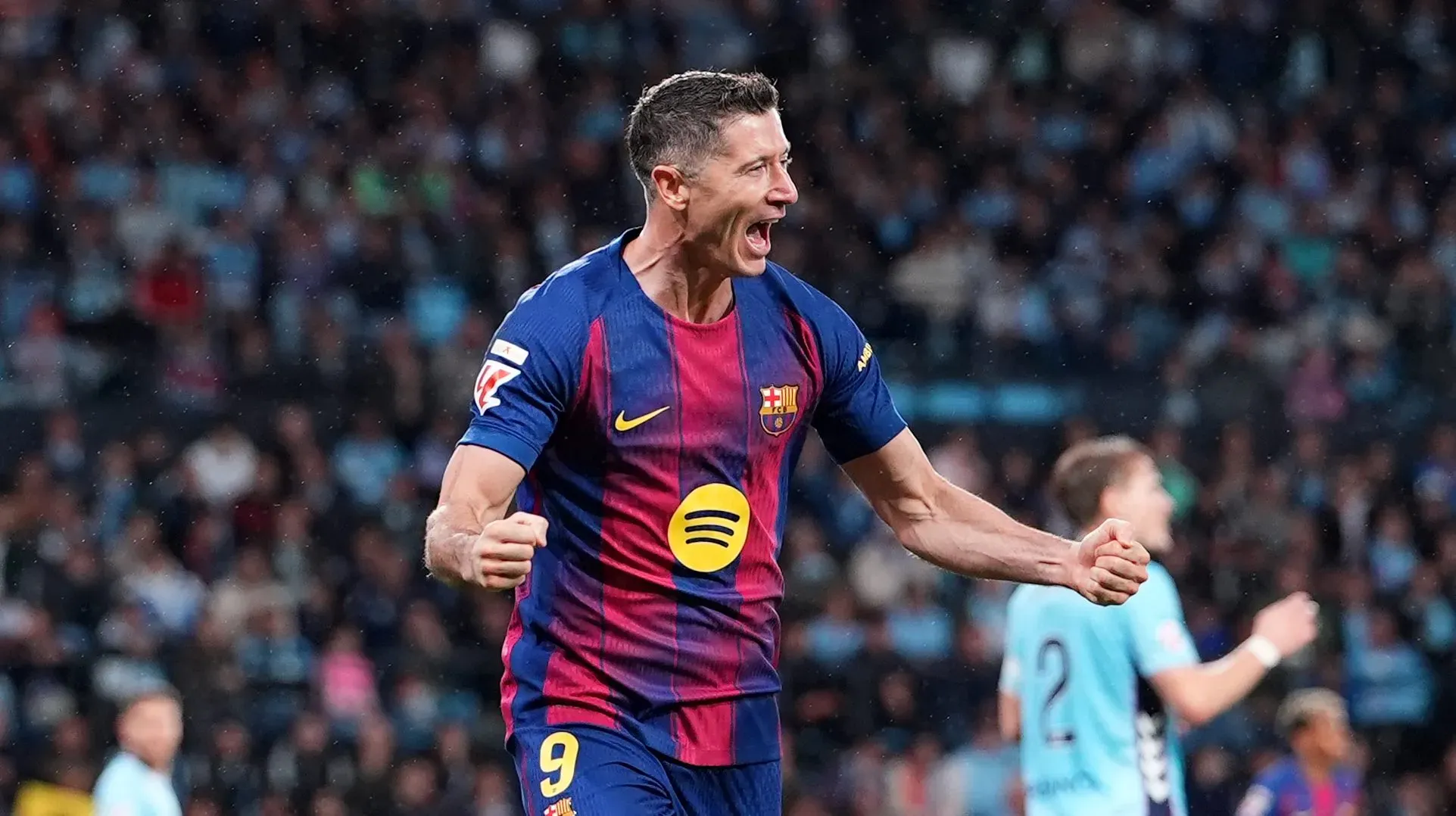 Lewandowski comemorando um dos gols contra o Celta pelo Barcelona