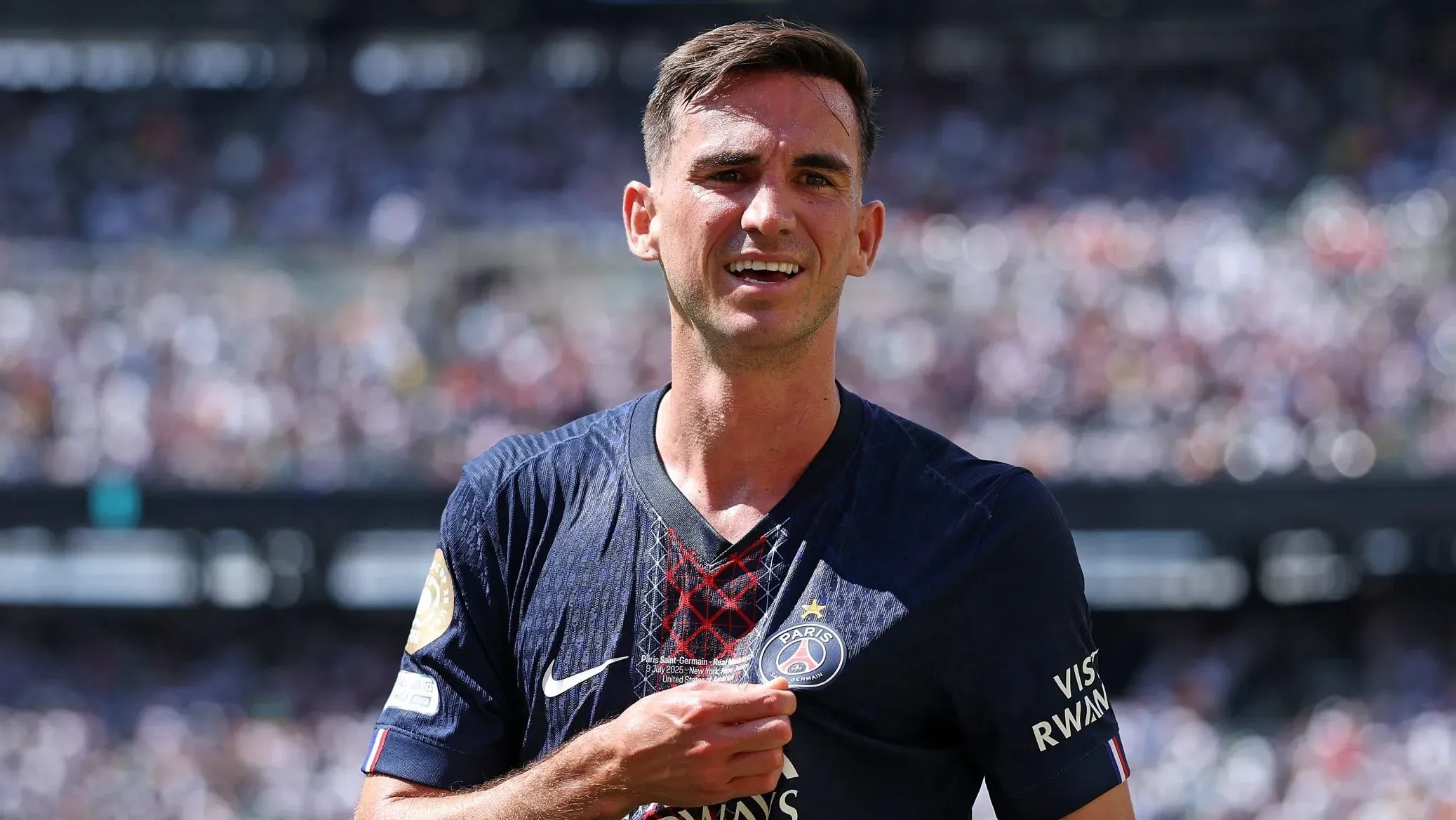 Fabián Ruíz, alvo do Real Madrid, em campo, com a camisa azul e vermelha